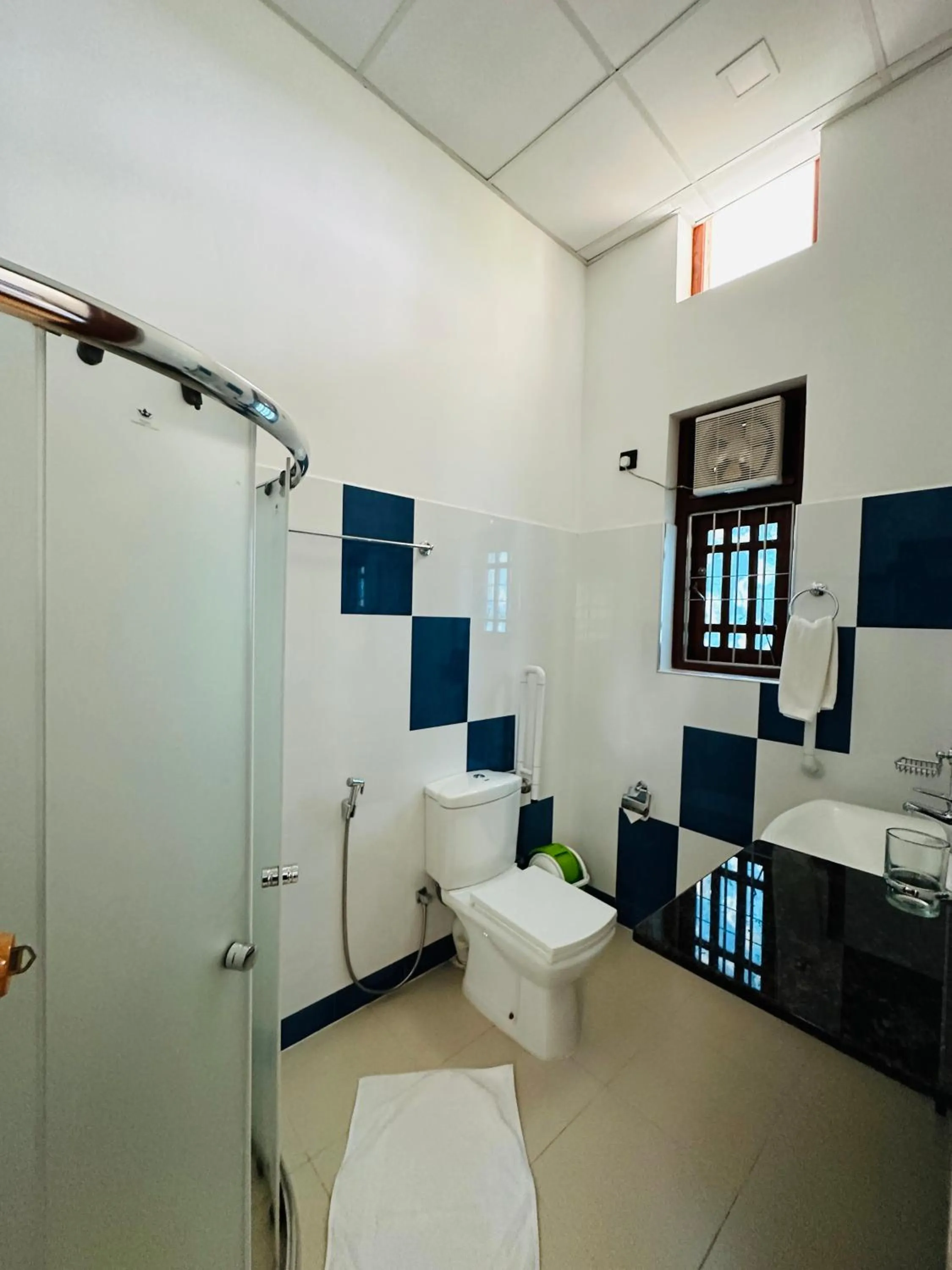 Toilet in Moi Ella by DBI