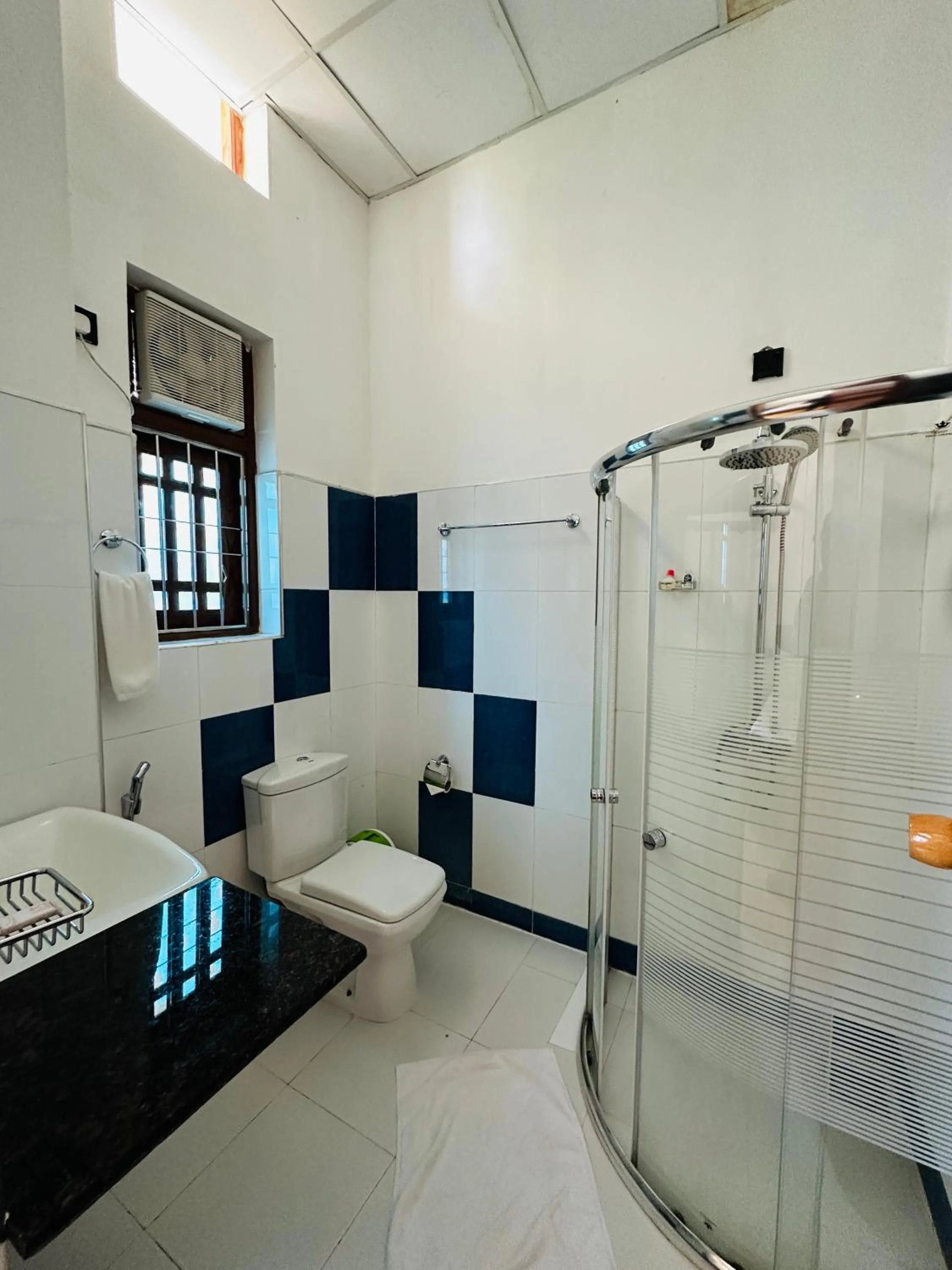 Shower in Moi Ella by DBI