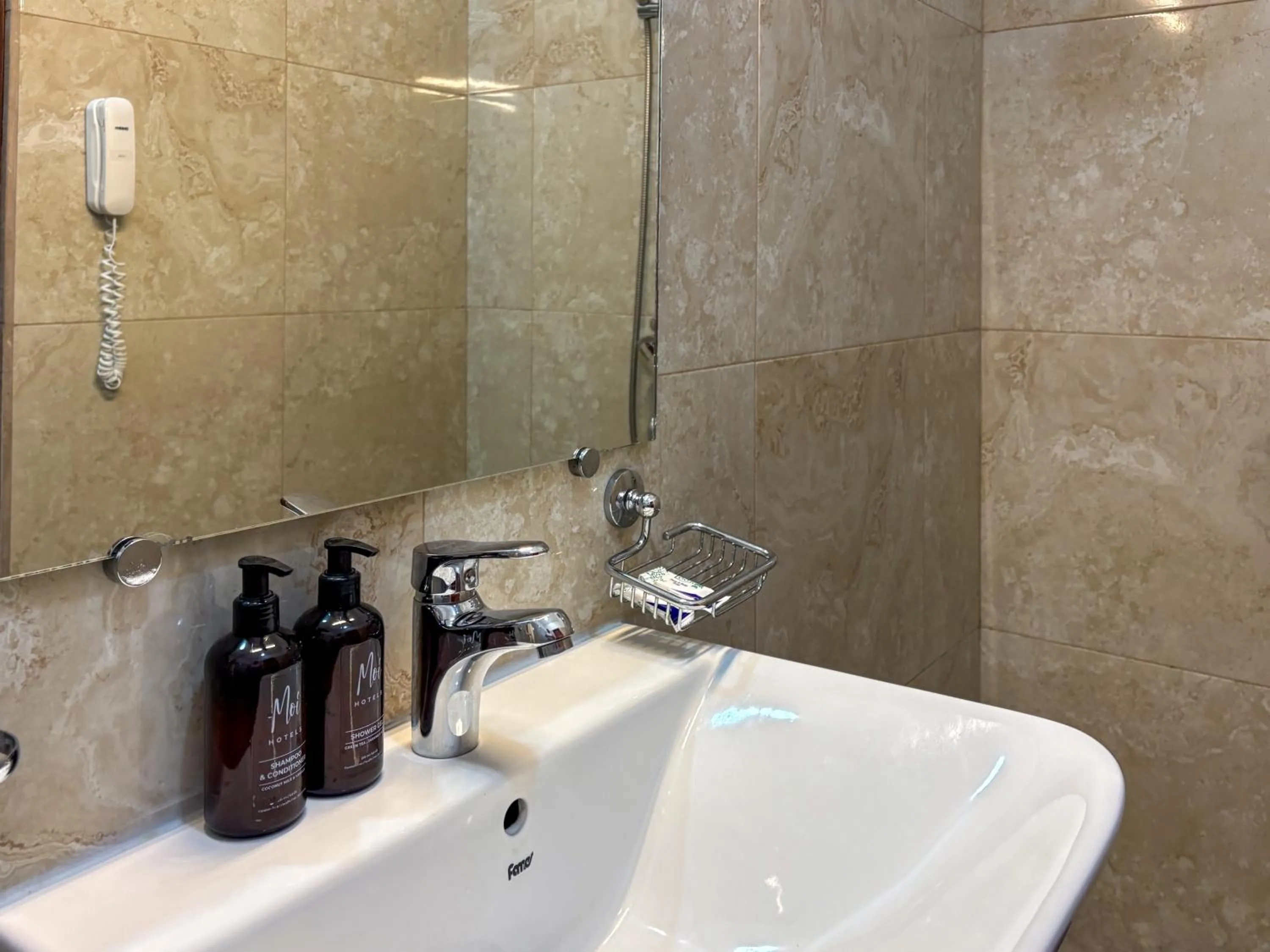 Shower in Moi Ella by DBI