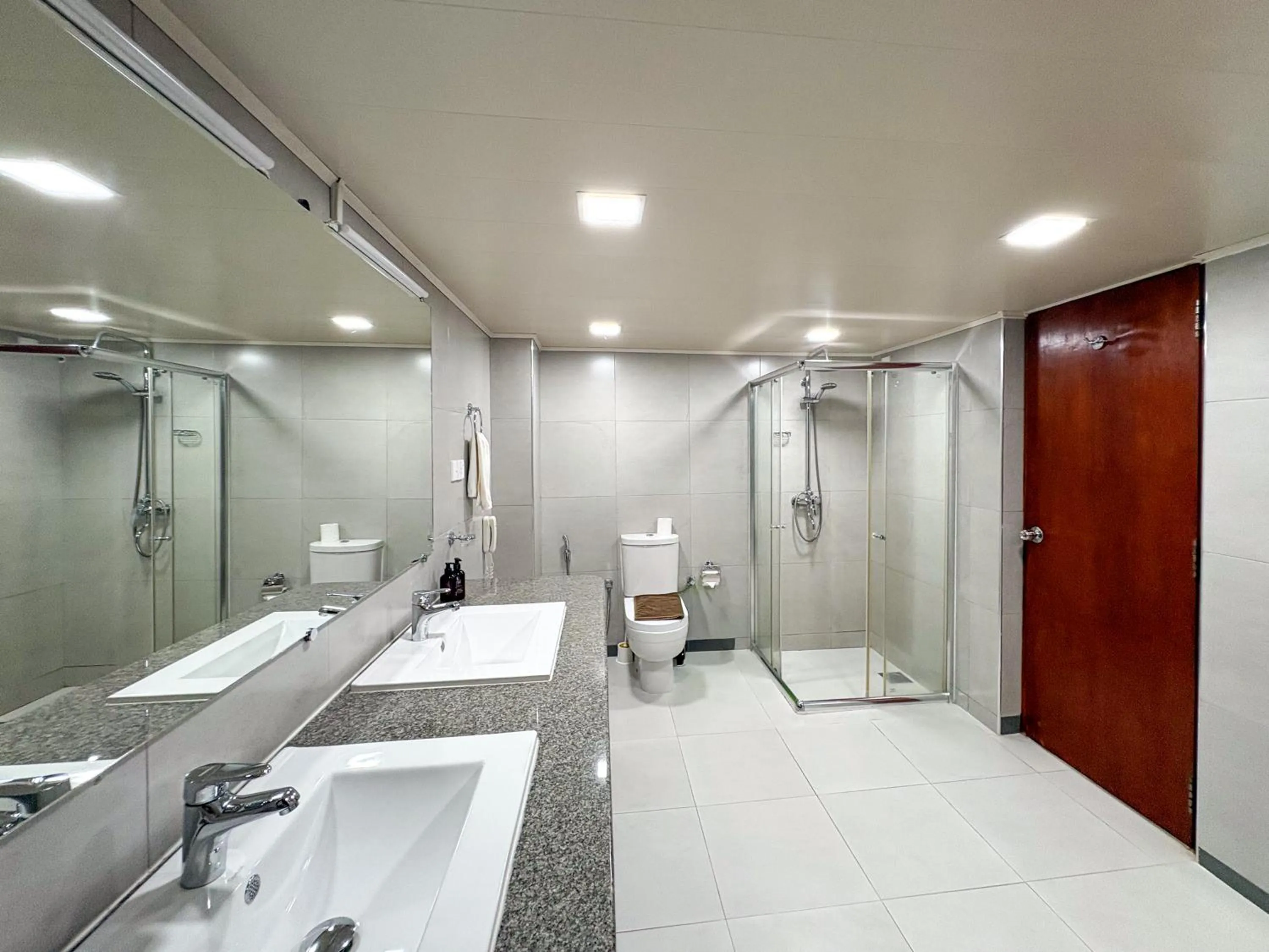 Shower in Moi Ella by DBI