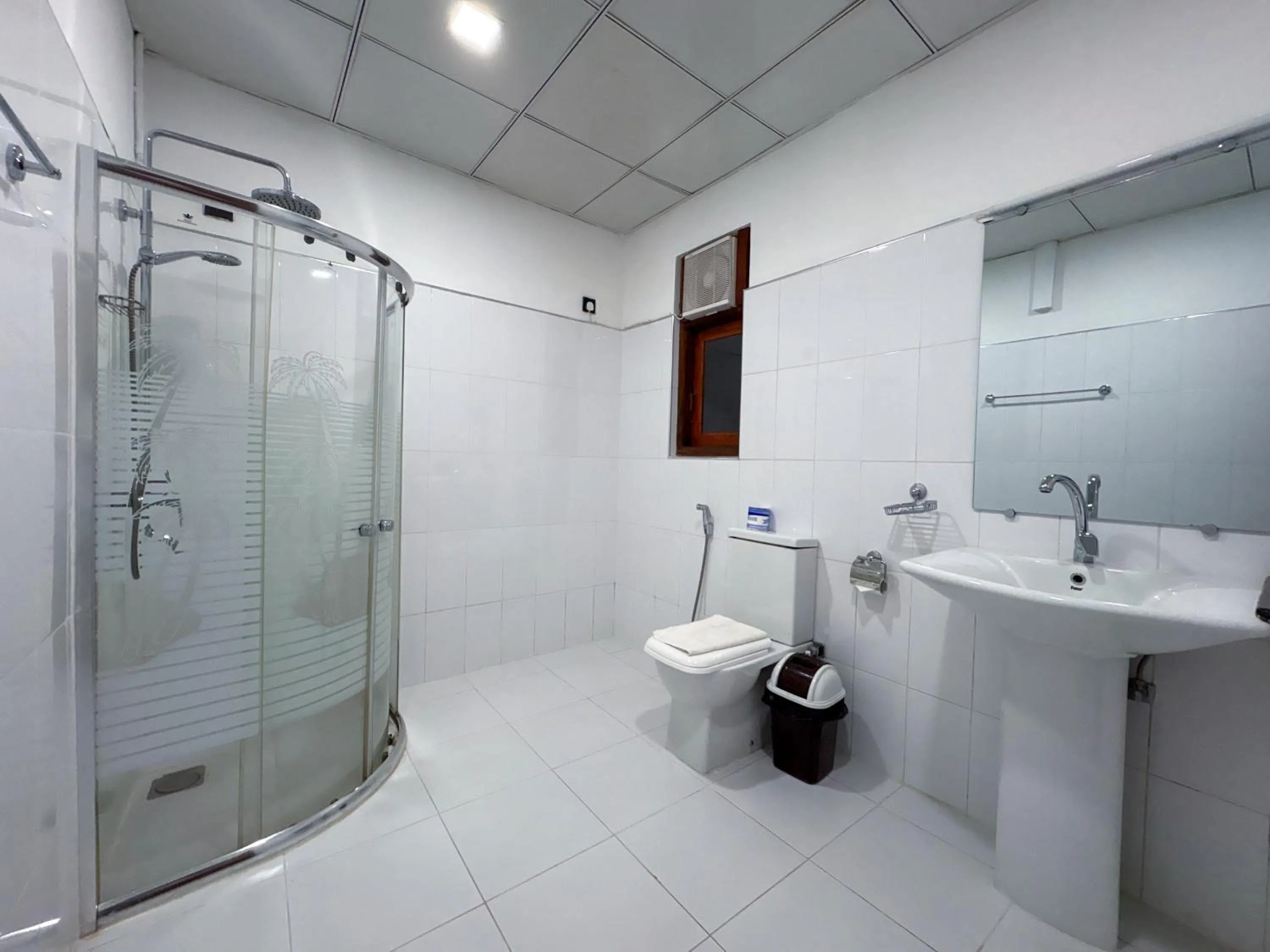 Shower in Moi Ella by DBI