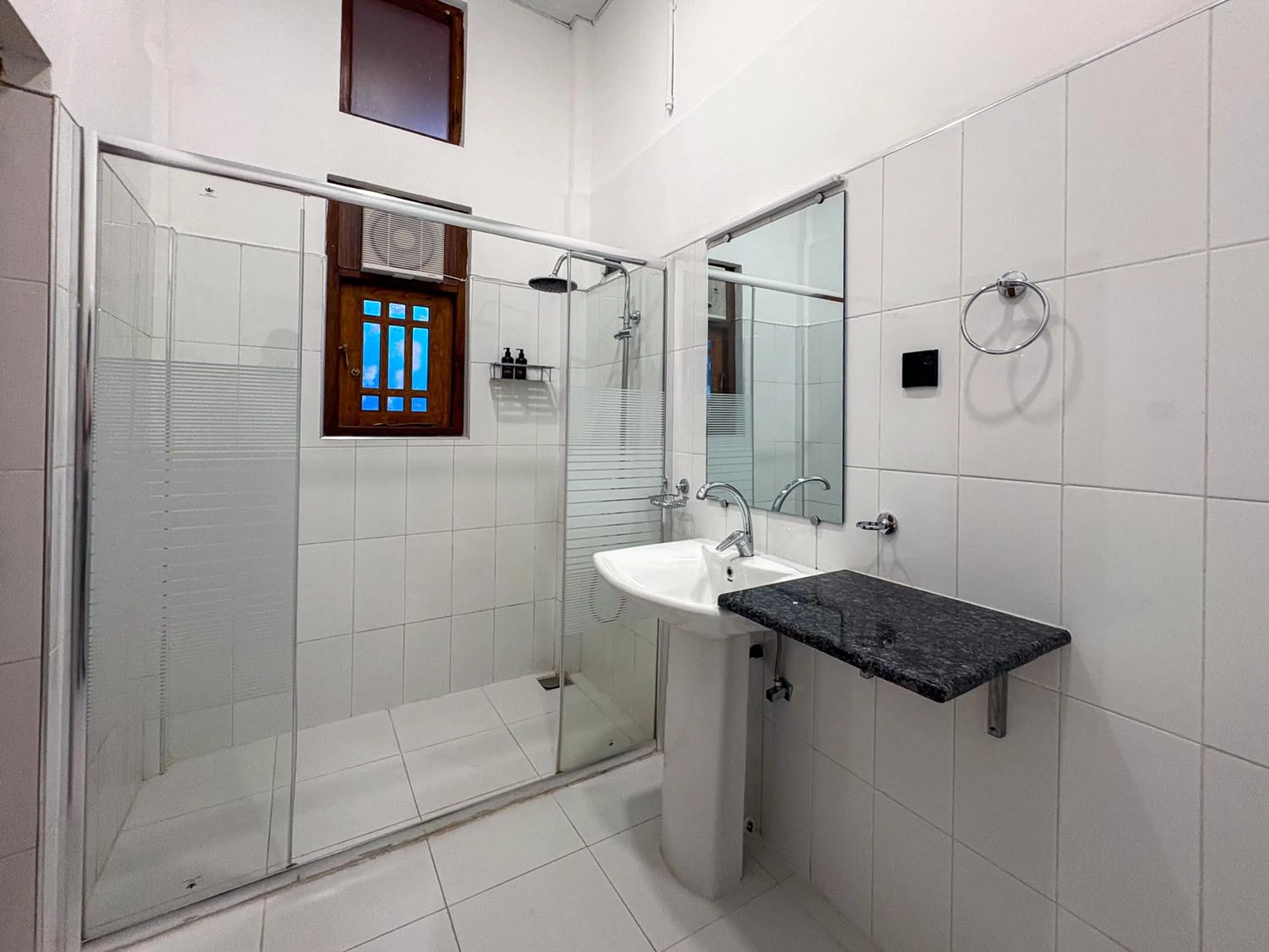 Shower in Moi Ella by DBI