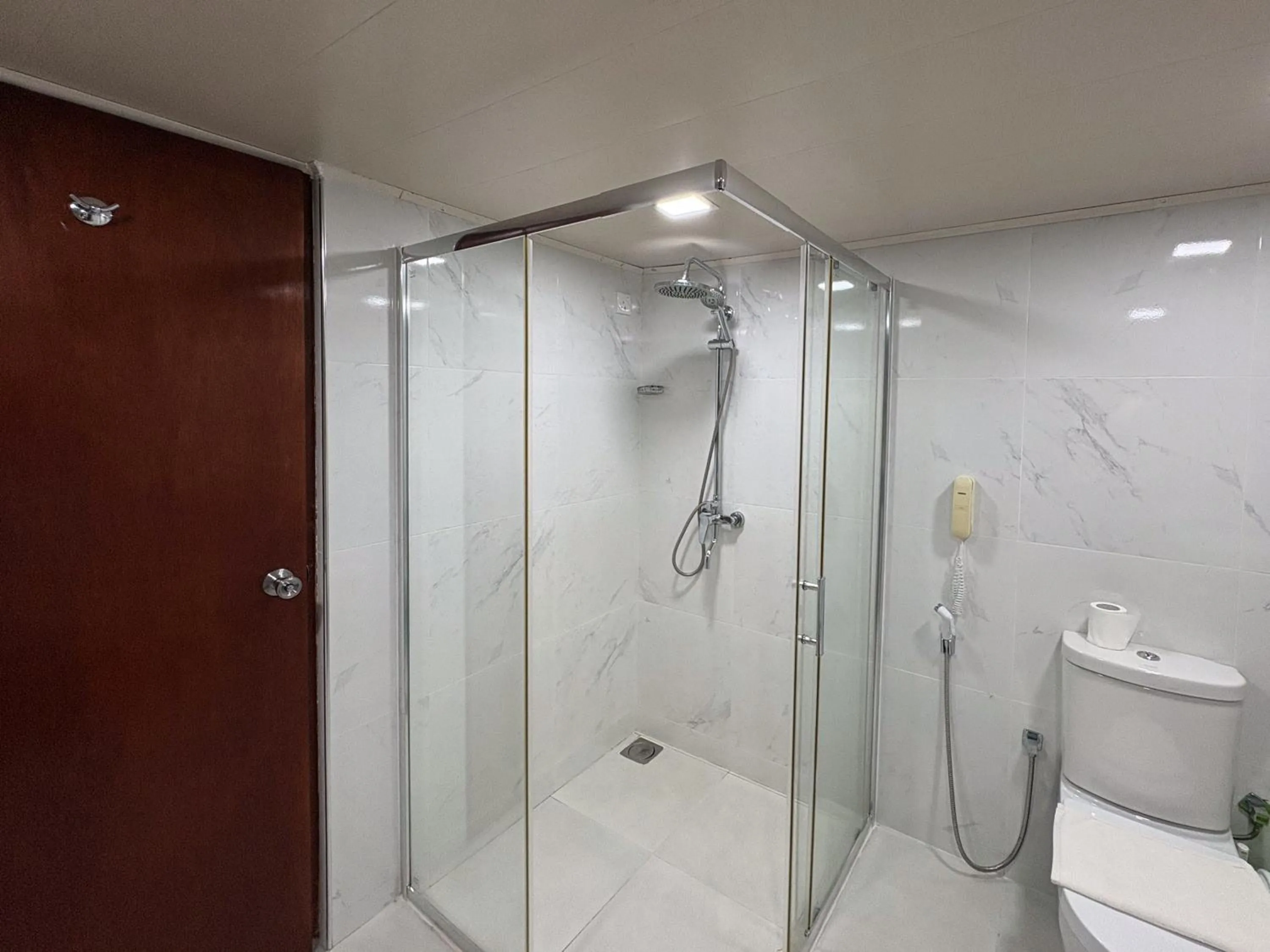 Shower in Moi Ella by DBI