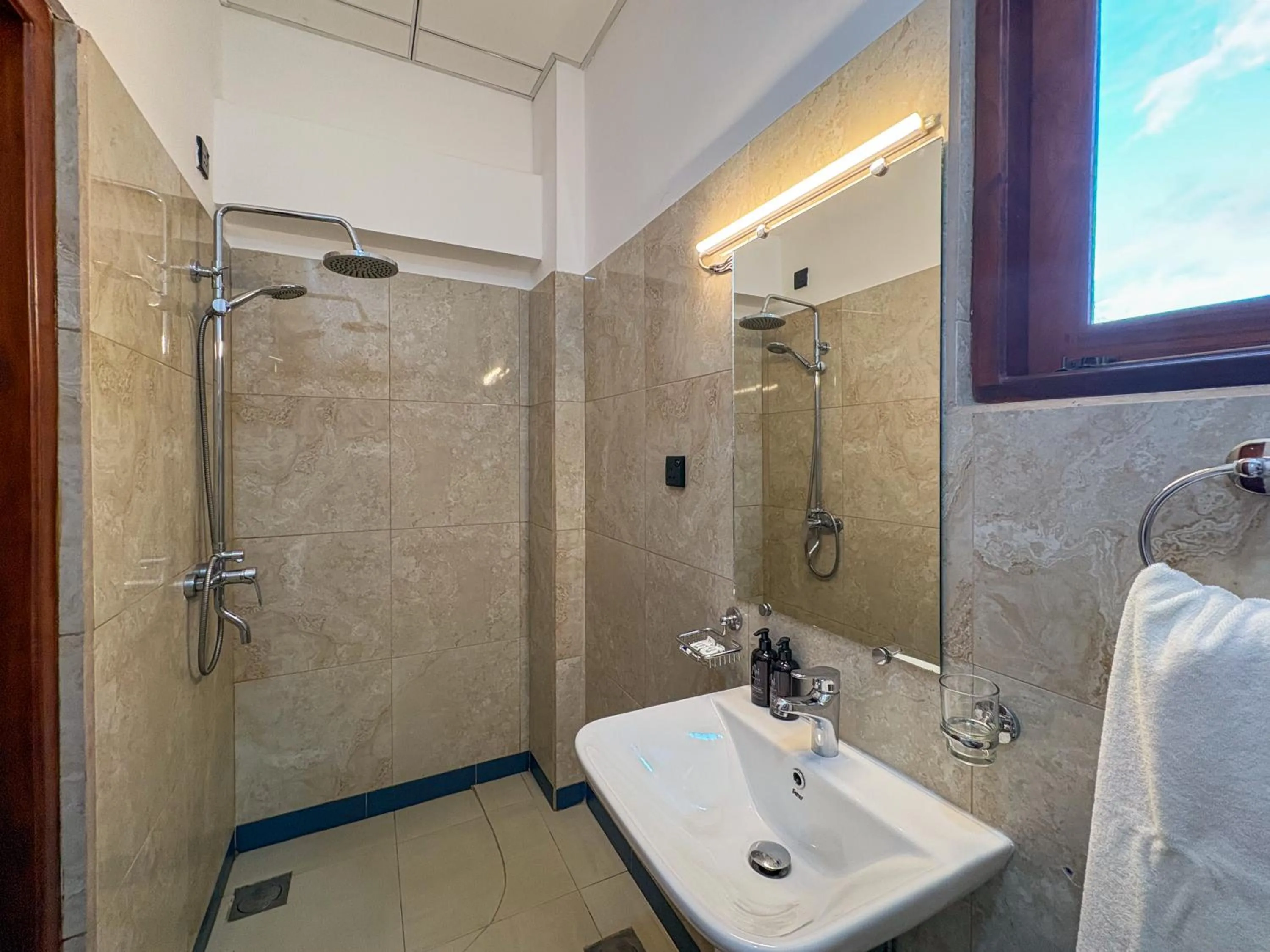 Shower in Moi Ella by DBI