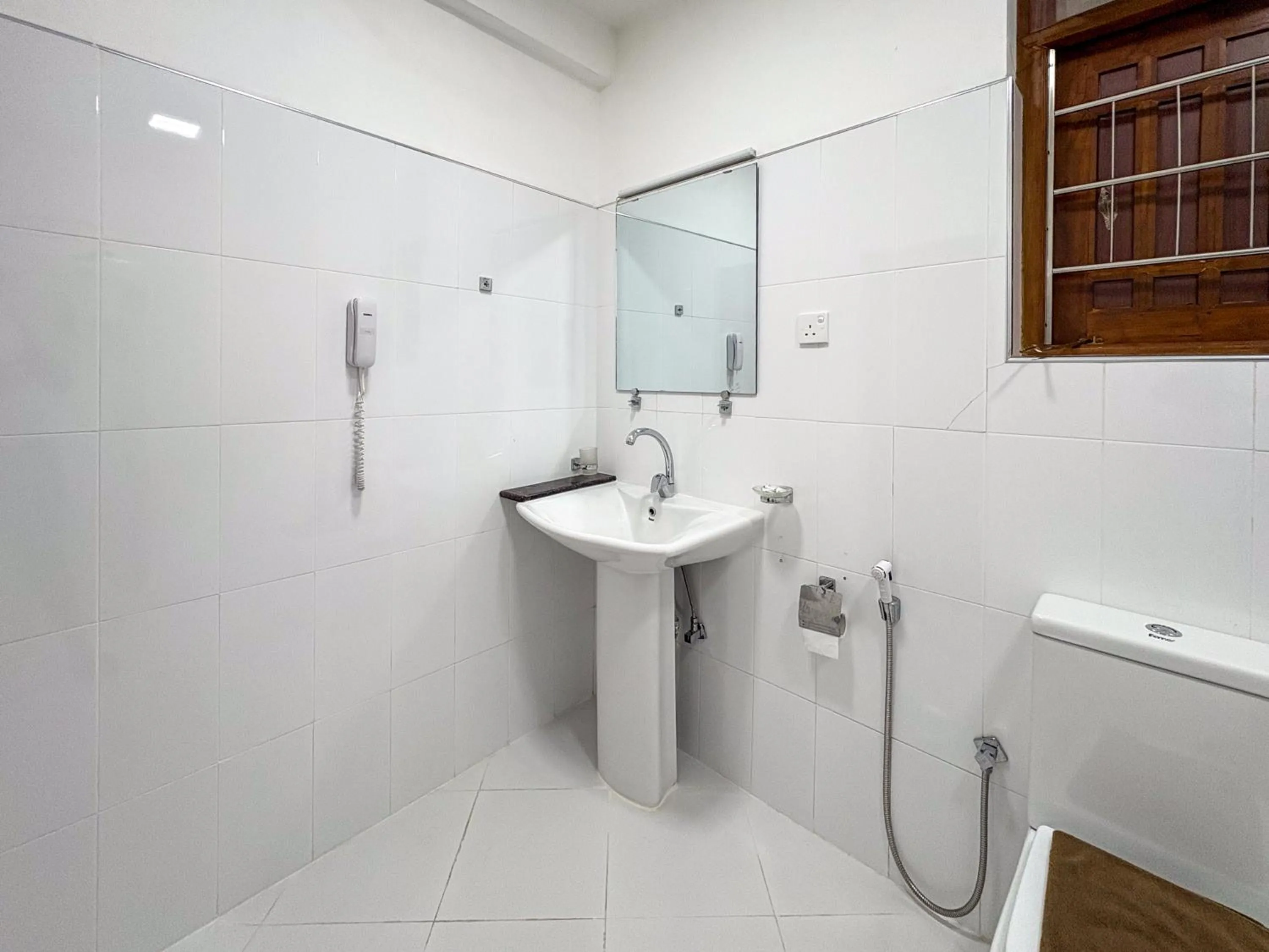 Shower in Moi Ella by DBI