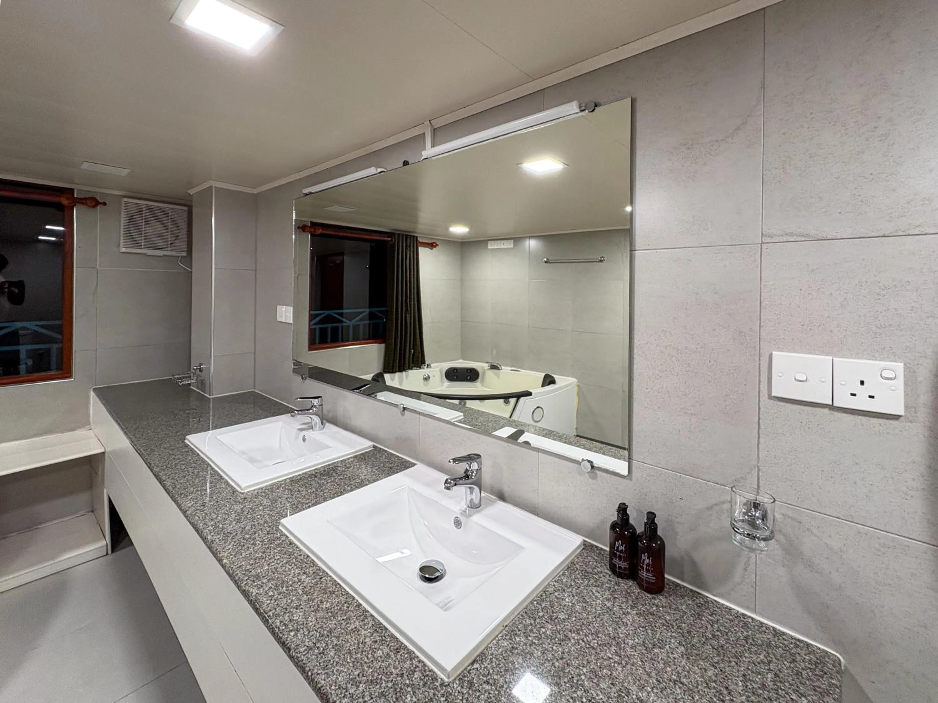 Bathroom in Moi Ella by DBI