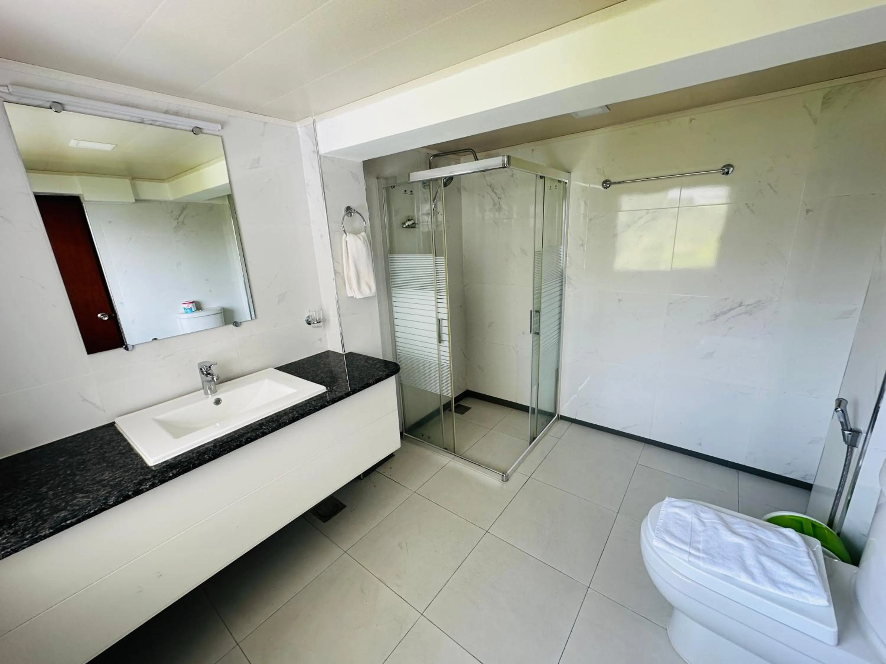 Shower in Moi Ella by DBI