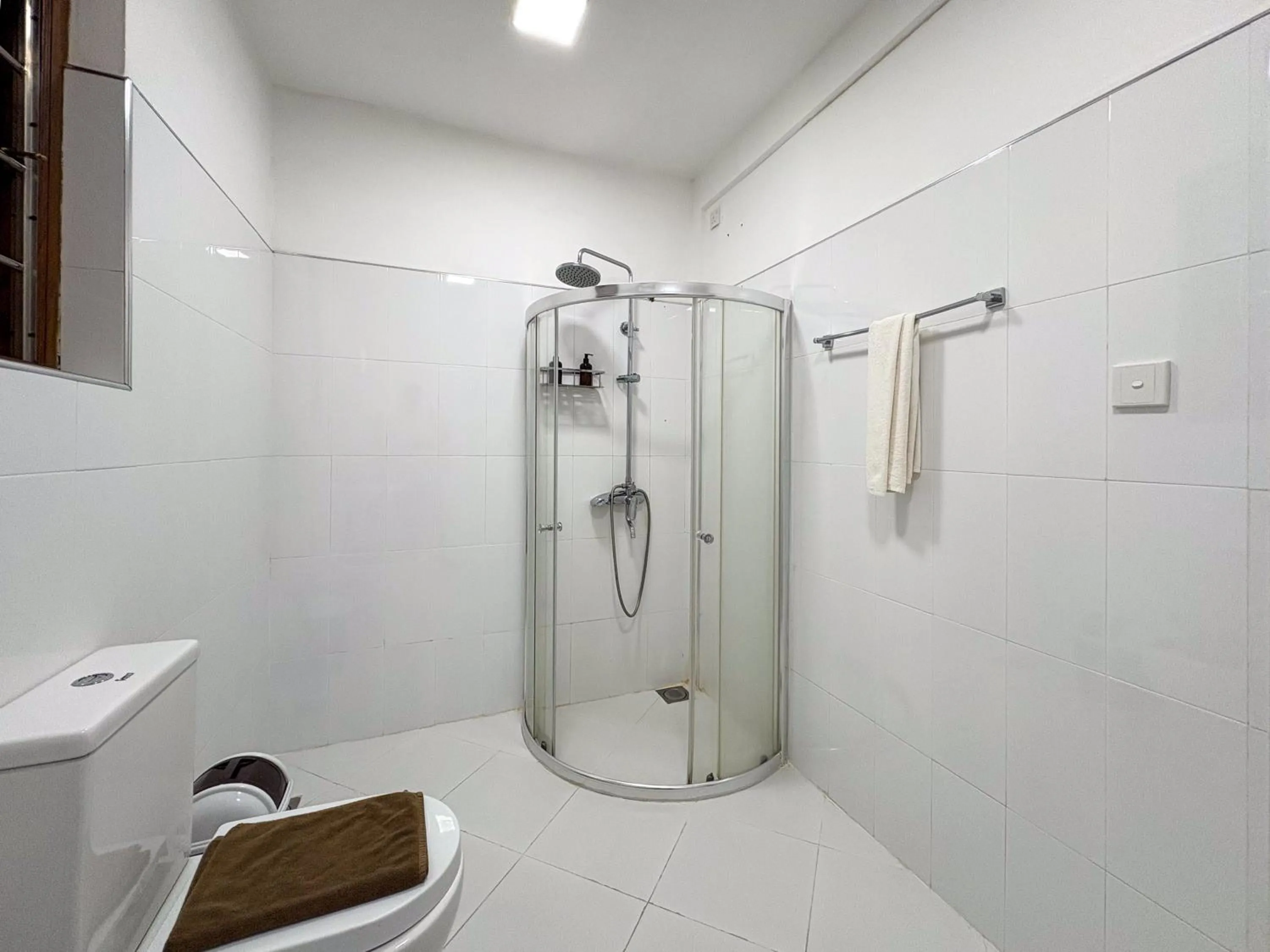 Shower in Moi Ella by DBI