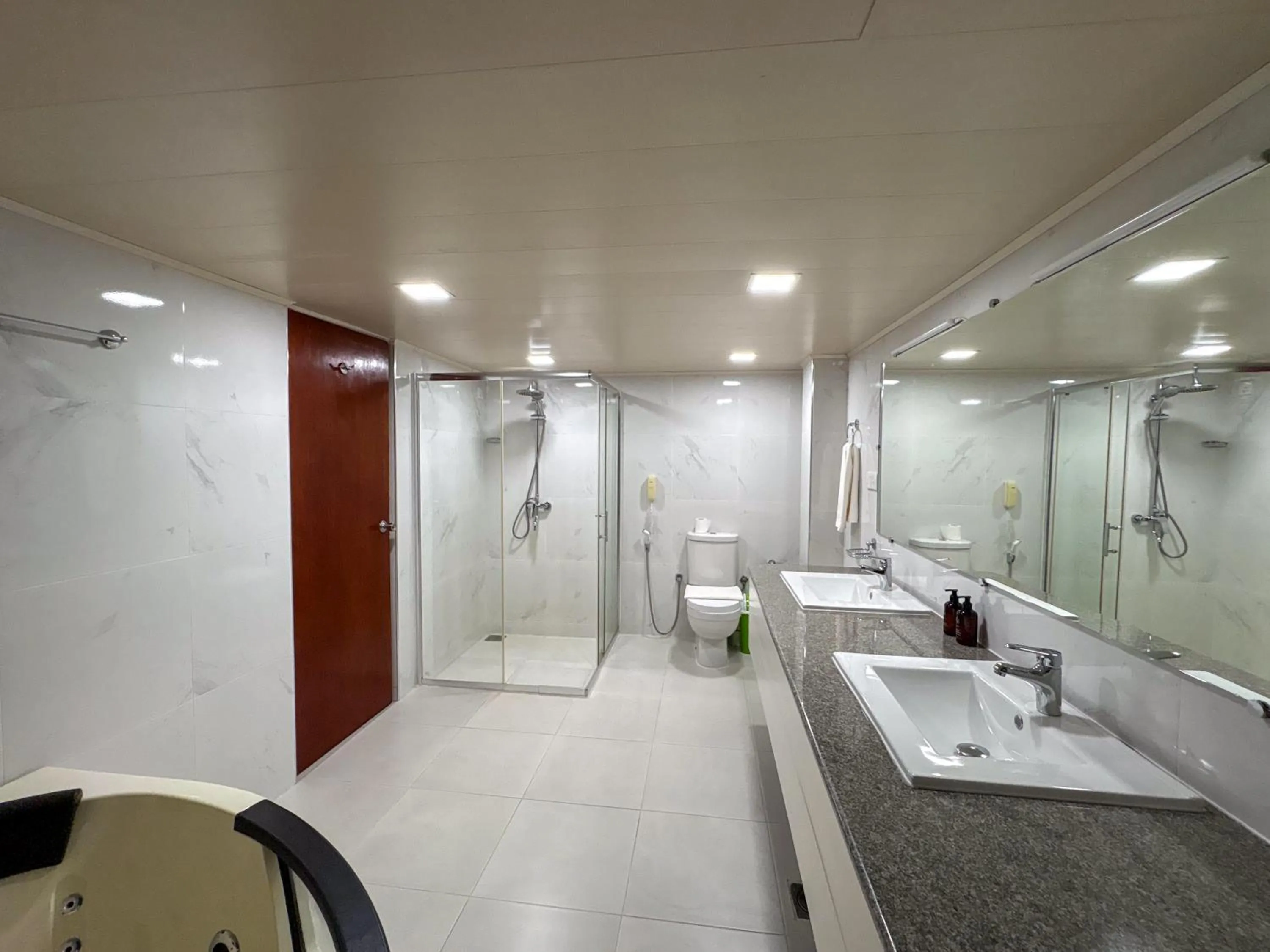 Shower in Moi Ella by DBI