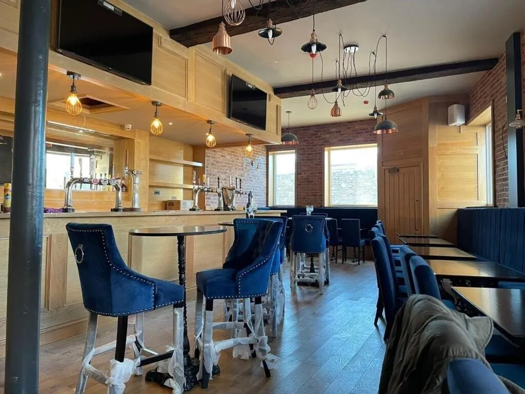 Lounge or bar in The Royal Crest