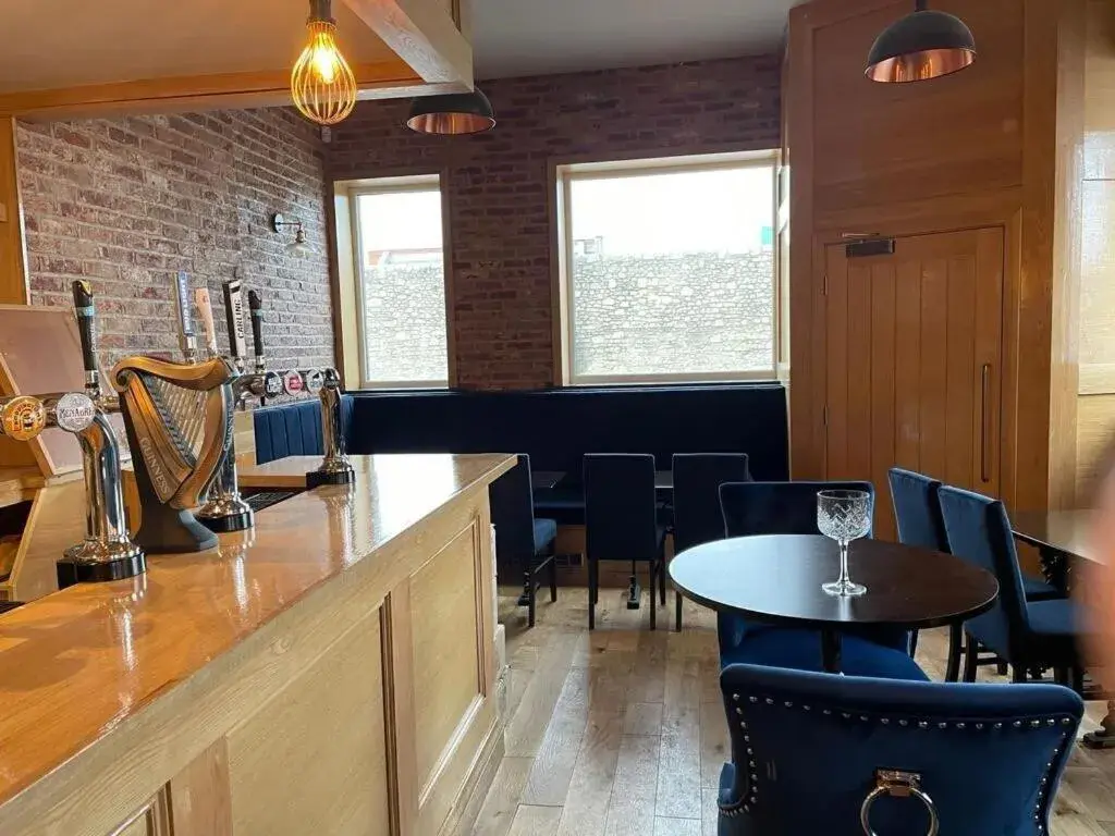 Lounge or bar in The Royal Crest Lounge or bar in The Royal Crest