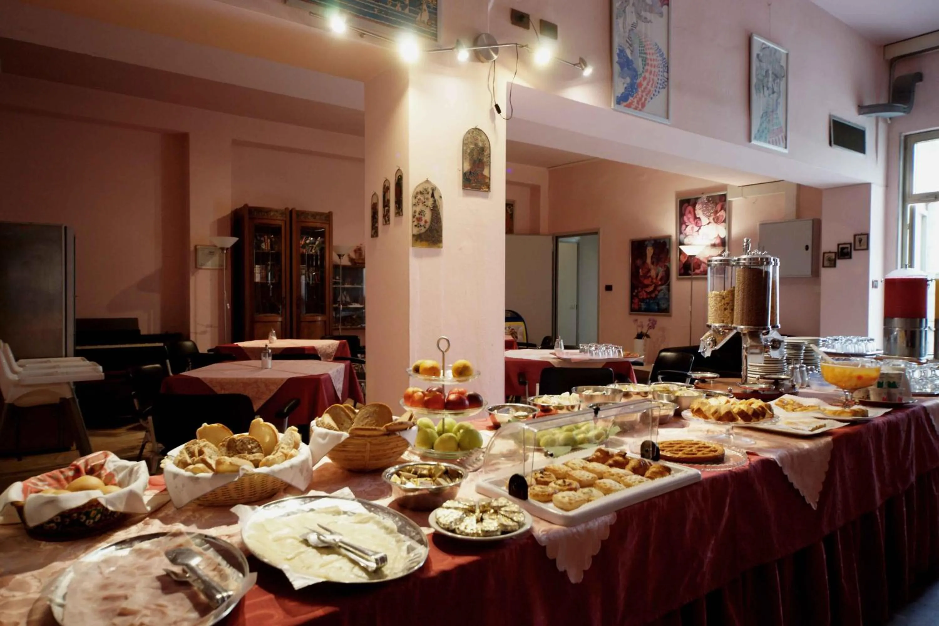 Restaurant/places to eat in Hotel Liberty