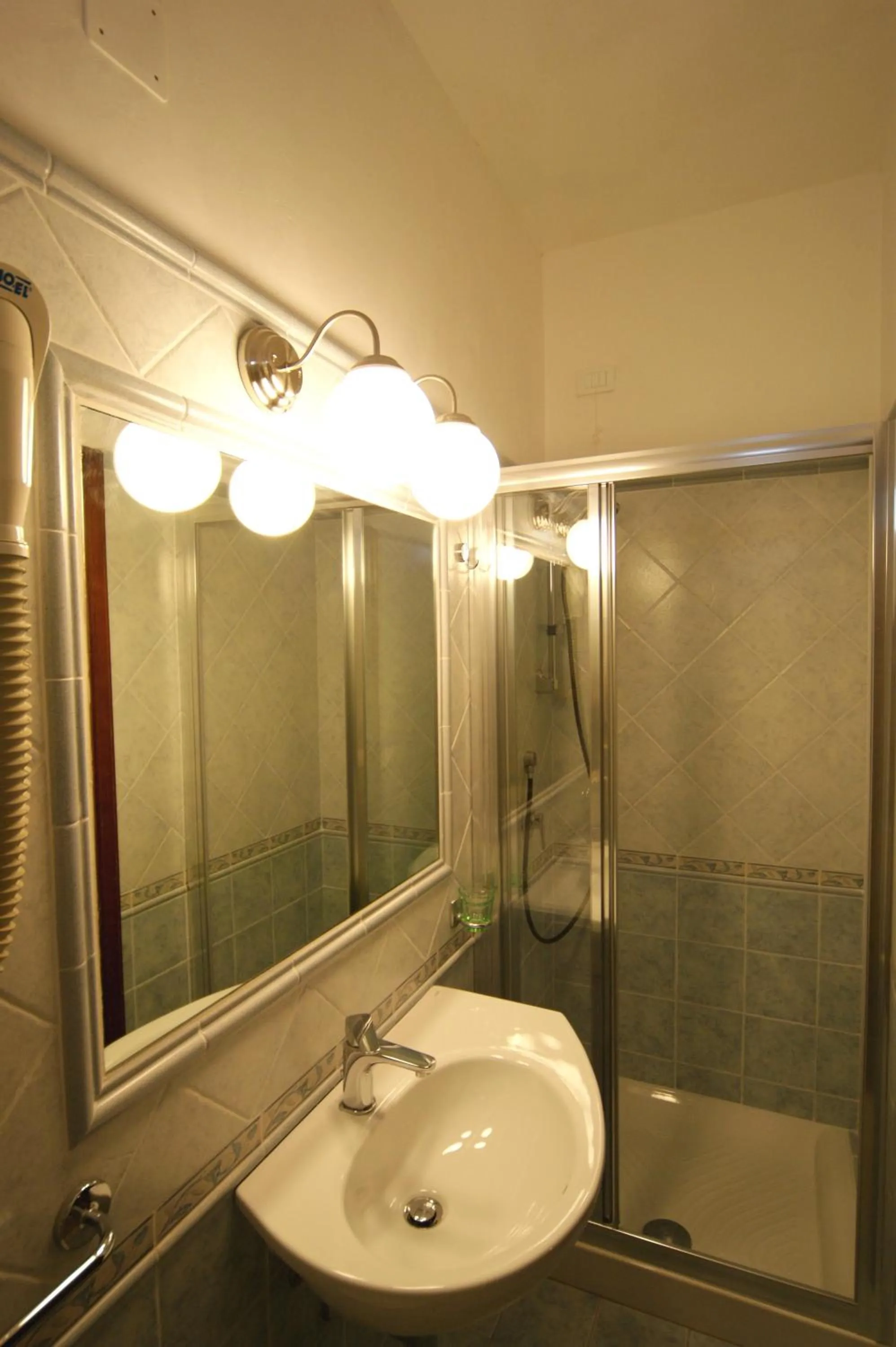 Shower in Hotel Liberty