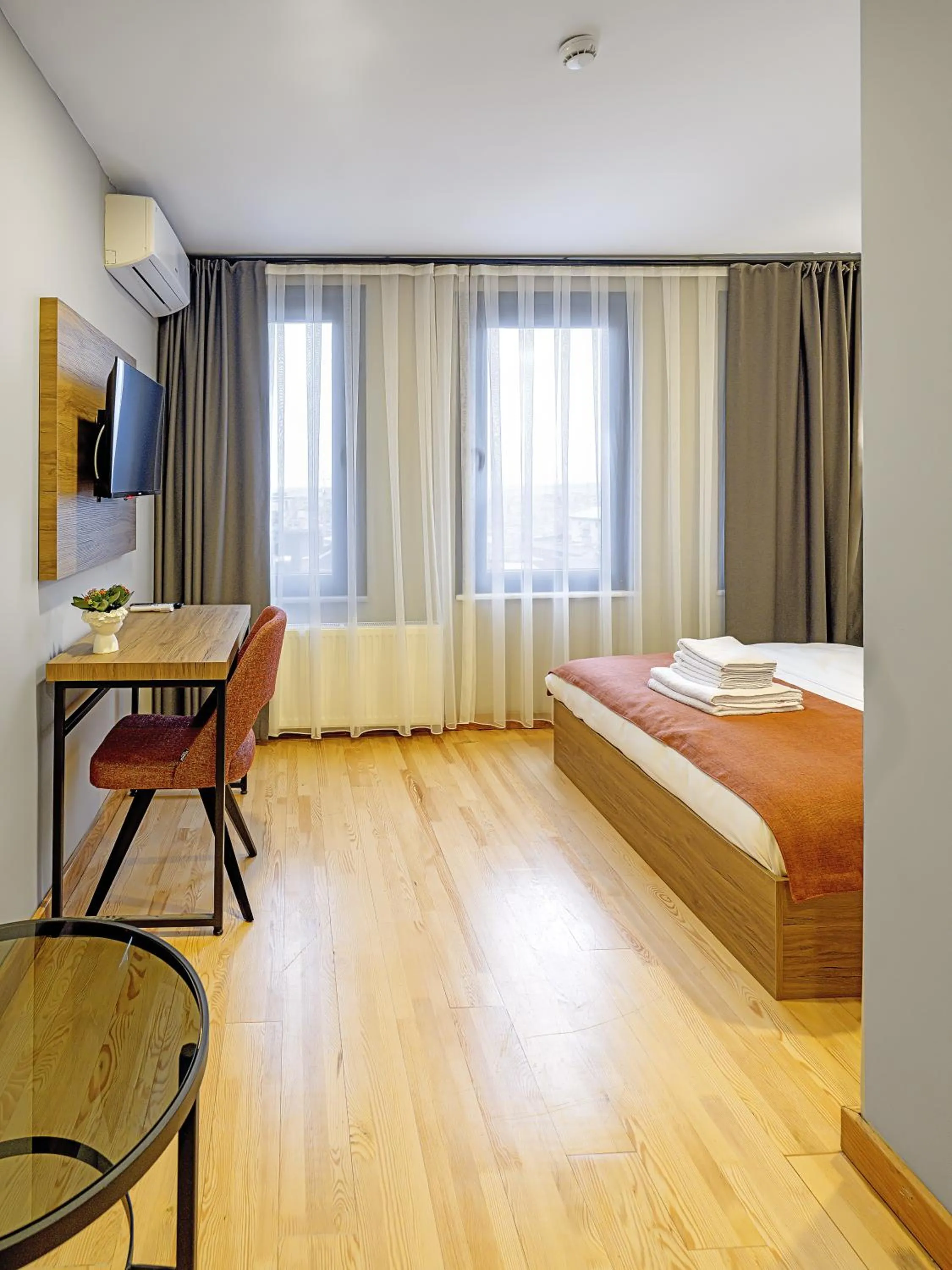 Seating area, Bed in ROCO Beyoglu