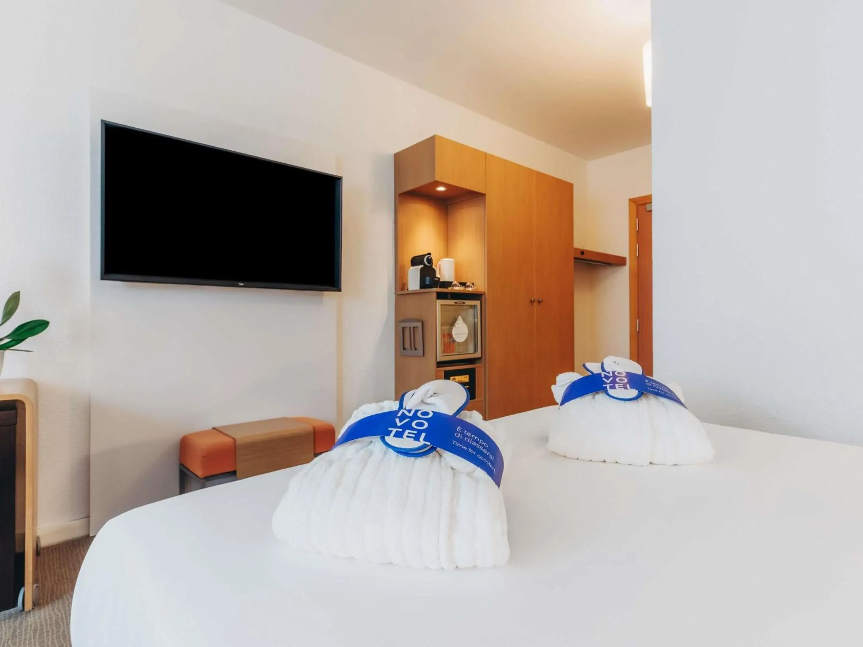 Bedroom, Bed in Novotel Venezia Mestre Castellana Bedroom, Bed in Novotel Venezia Mestre Castellana