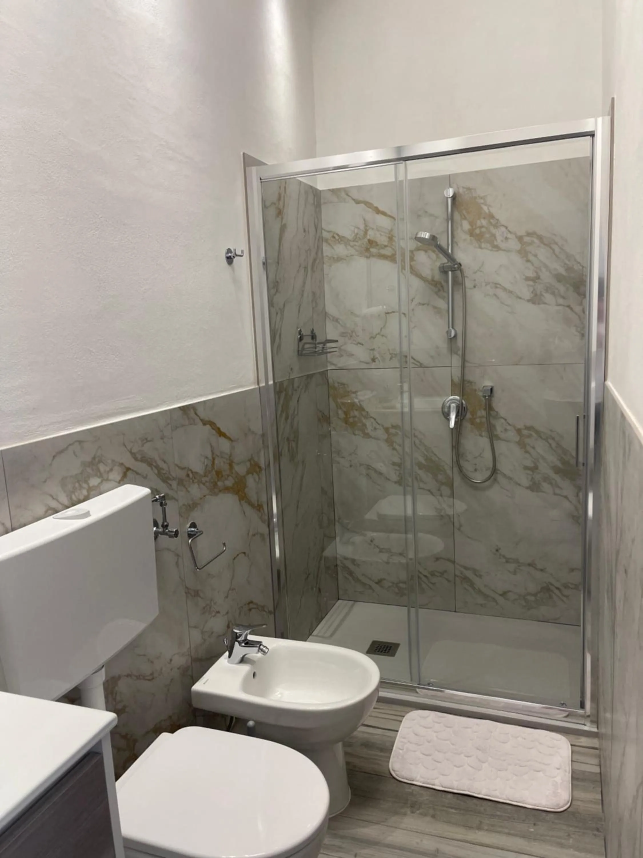 Shower in B&B Melissa