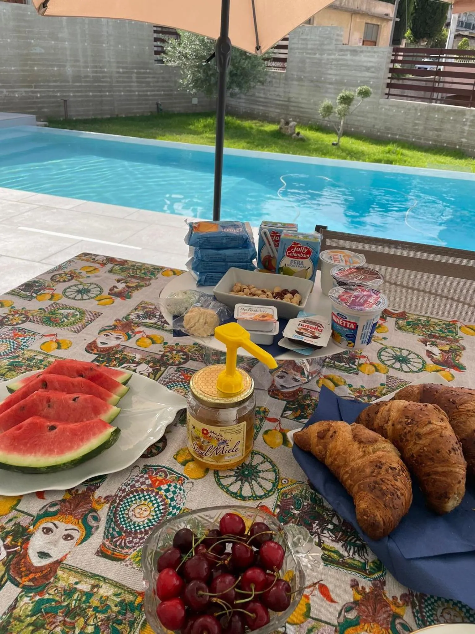 Pool view in B&B Melissa