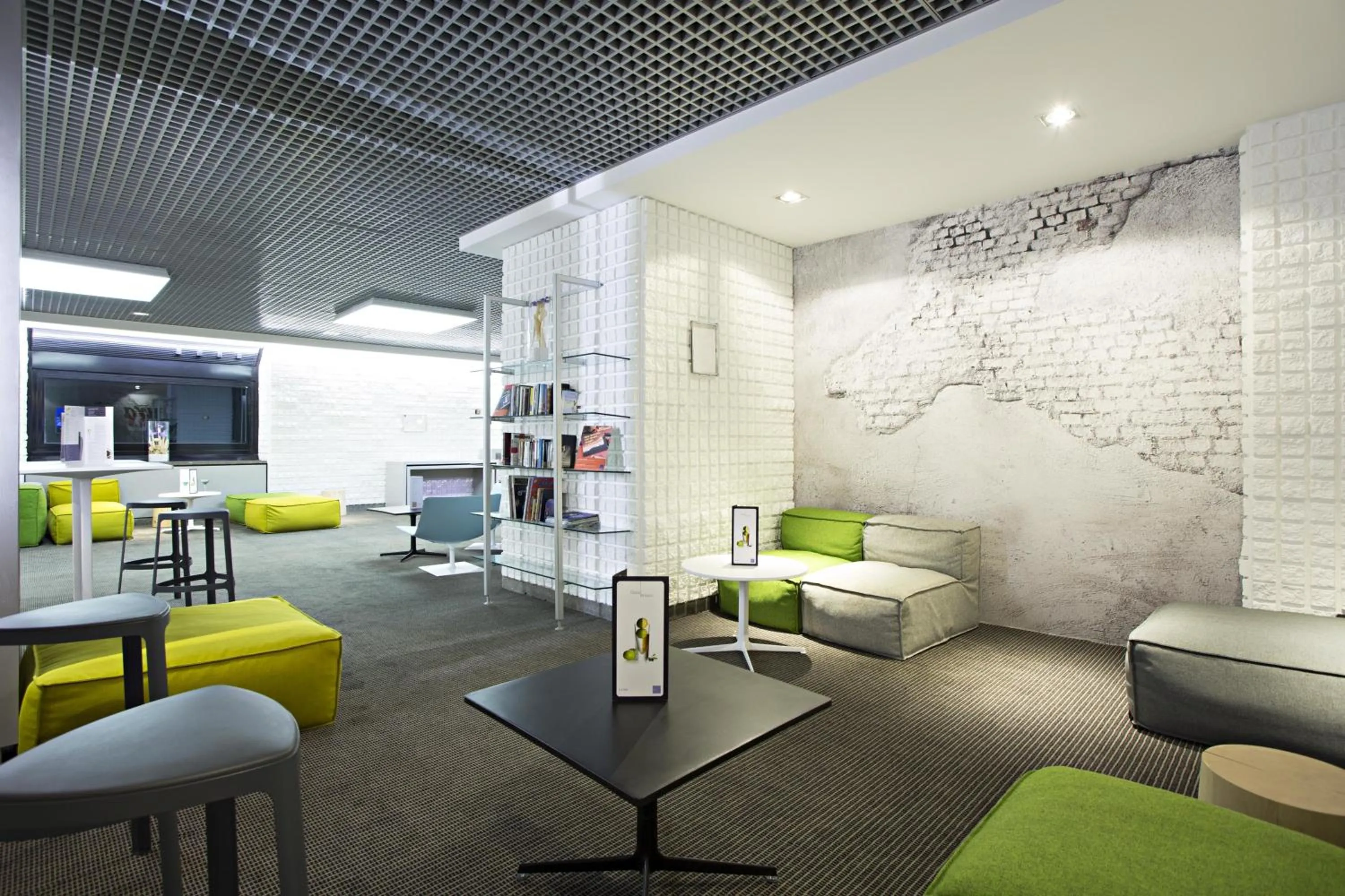 Communal lounge/ TV room in Novotel Milano Nord Ca' Granda