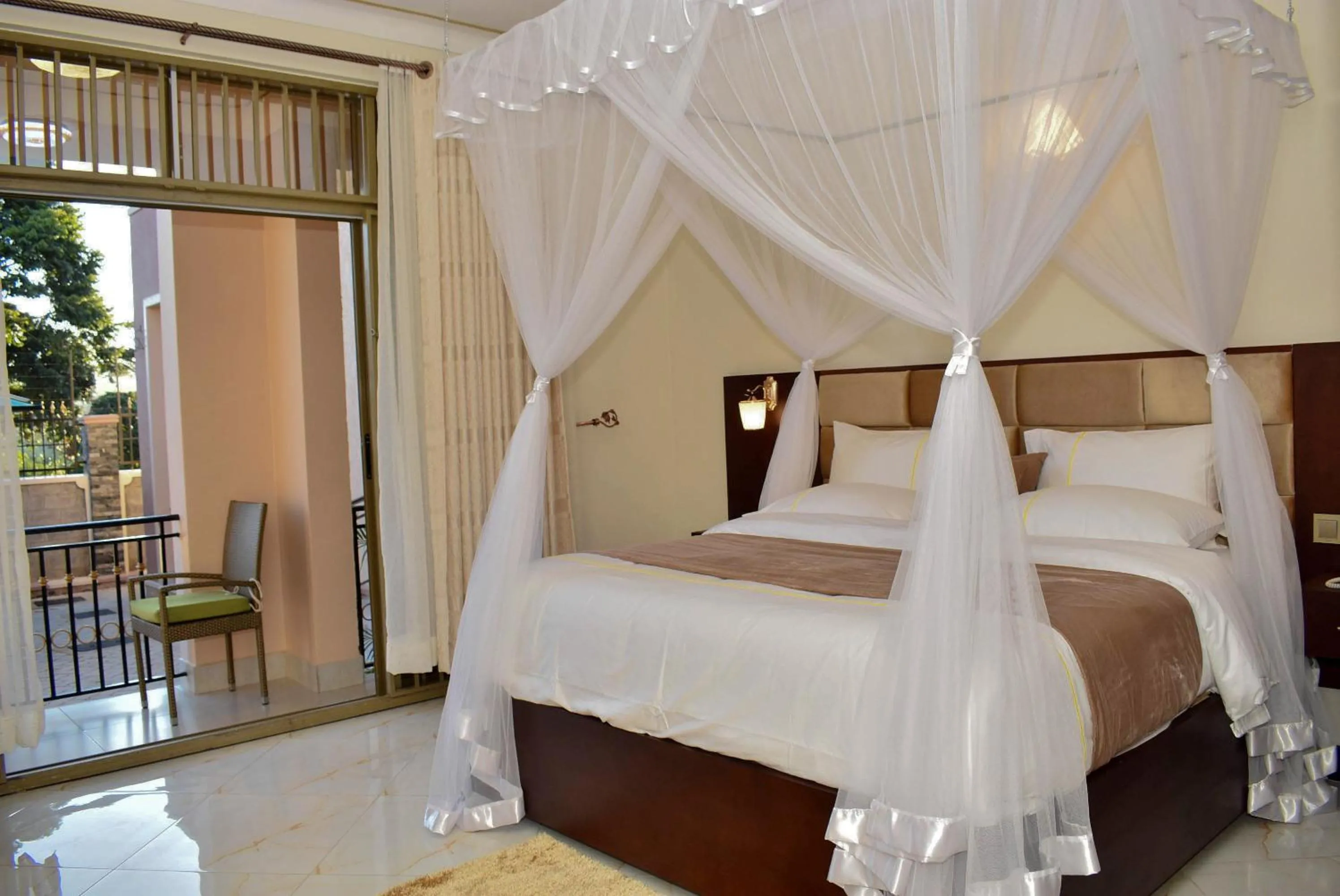 Photo of the whole room, Bed in Studio - Sleeps 2 - Free Airport Pickup