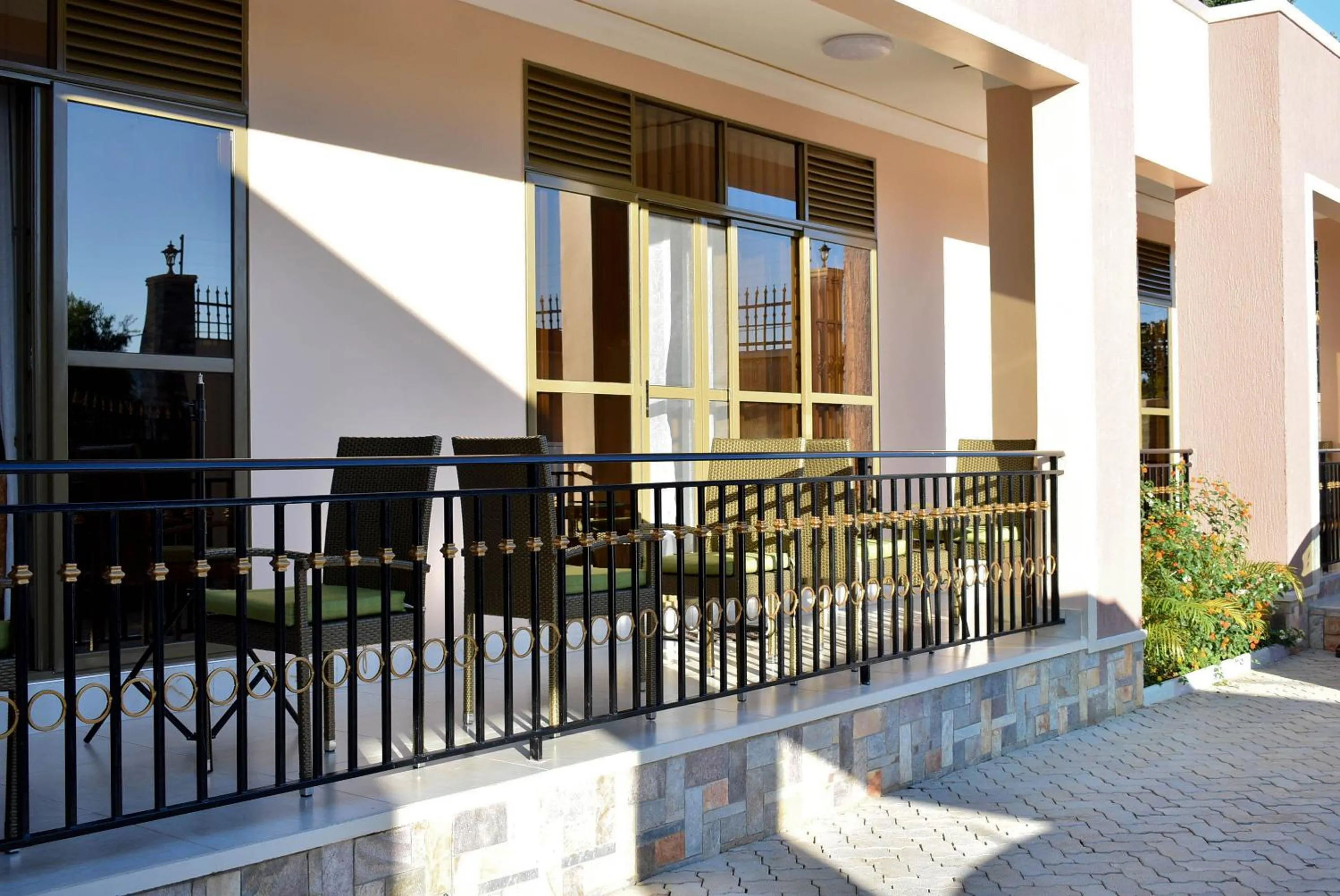 Patio in Studio - Sleeps 2 - Free Airport Pickup