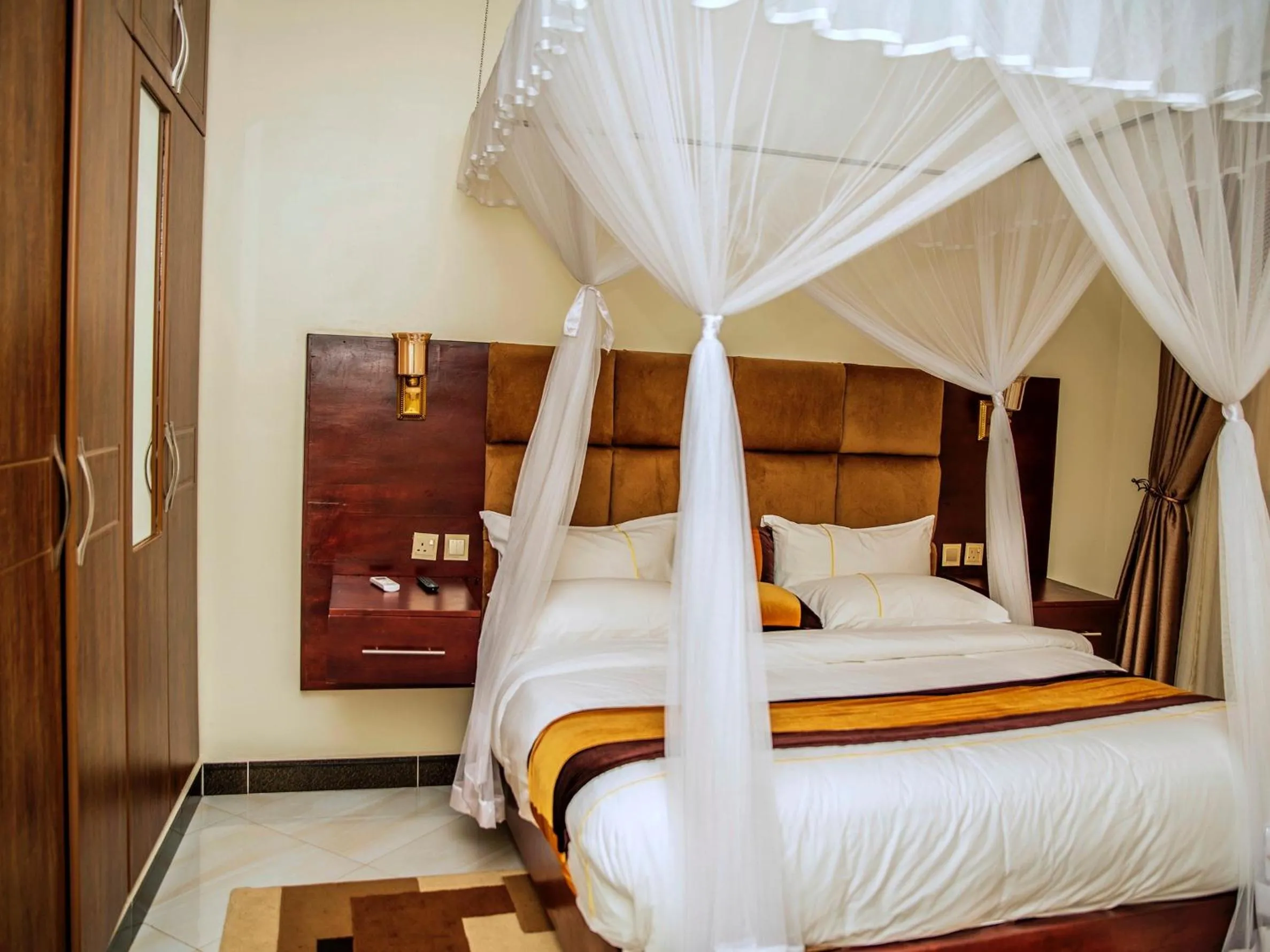 Bed in 2 Bed - Sleeps 4 - Parking - Free Airport Shuttle