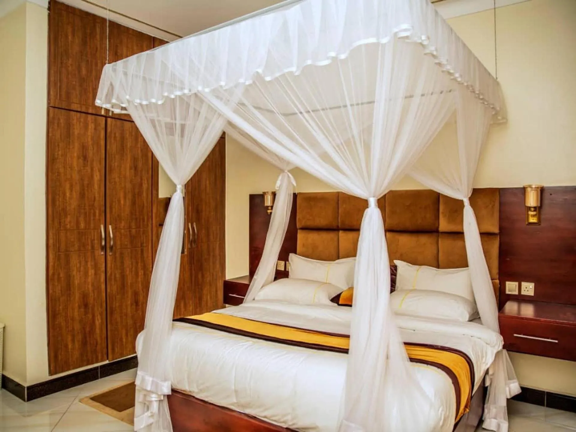 Bed in 2 Bed - Sleeps 4 - Parking - Free Airport Shuttle