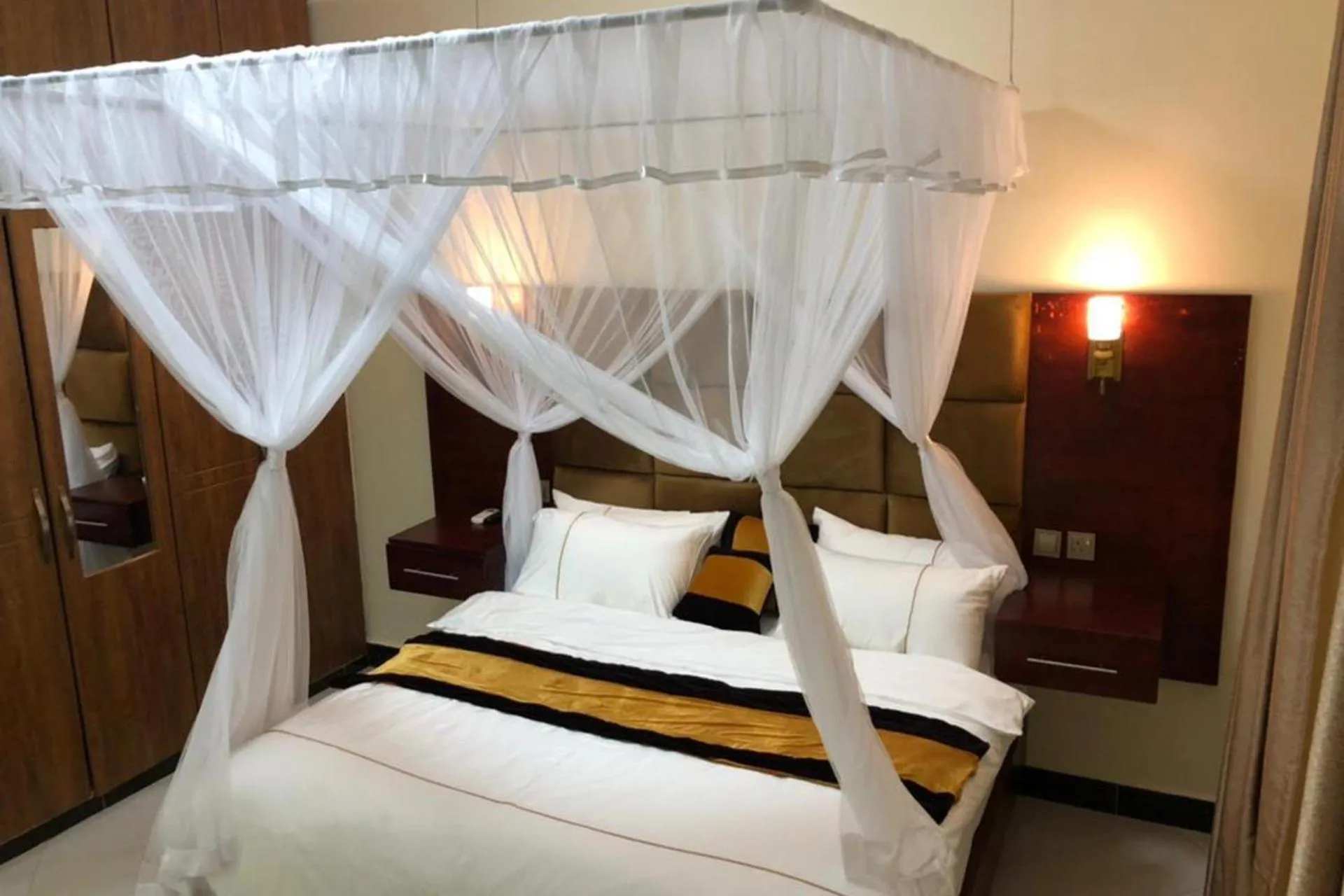 Bed in 2 Bed - Sleeps 4 - Parking - Free Airport Shuttle