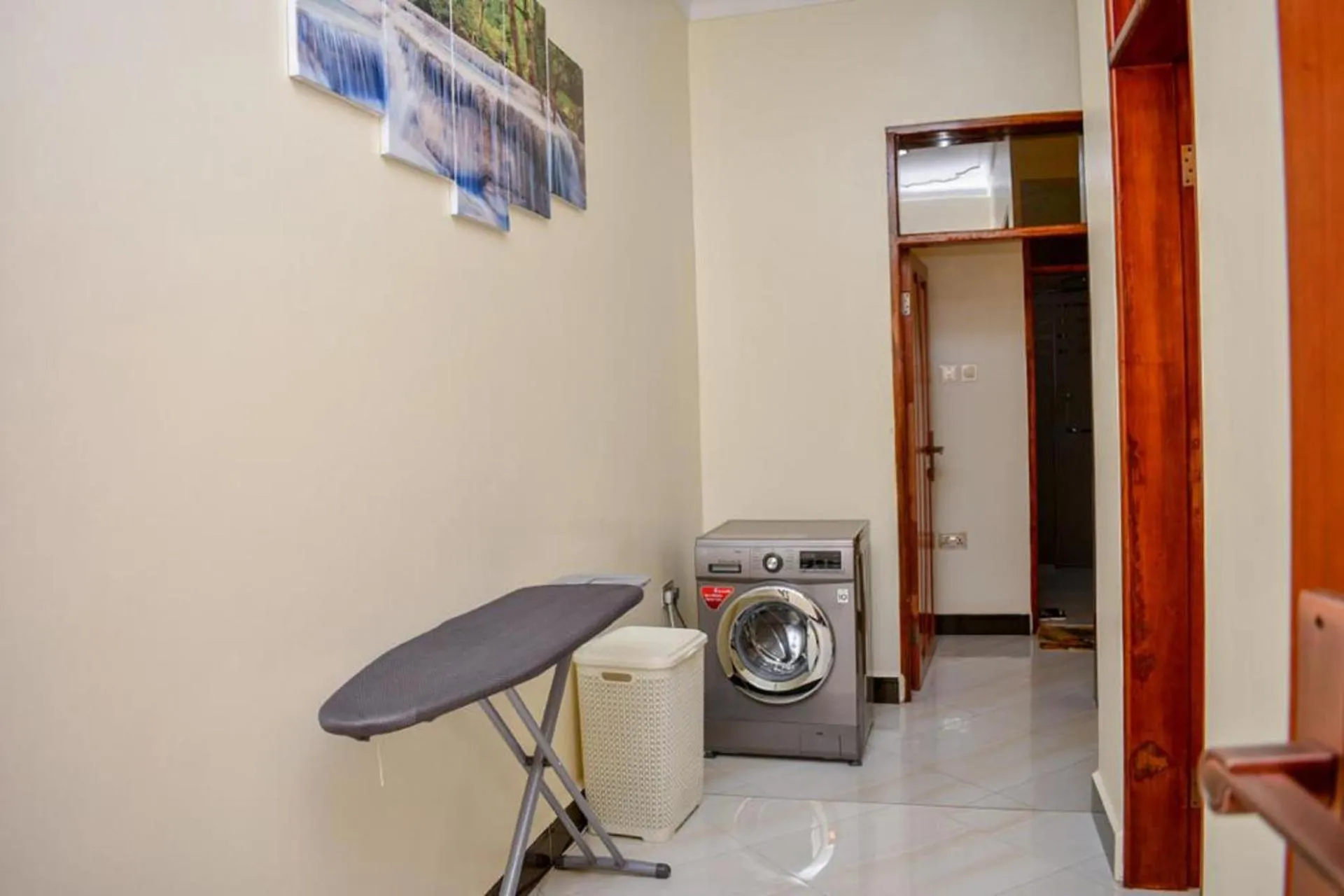 laundry in 2 Bed - Sleeps 4 - Parking - Free Airport Shuttle