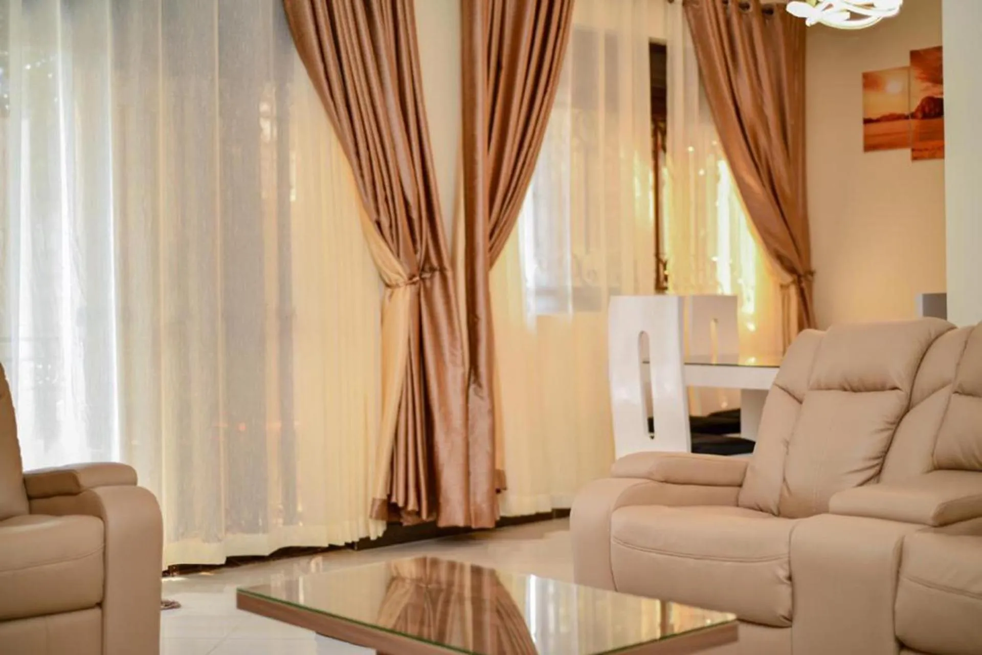 Living room in 2 Bed - Sleeps 4 - Parking - Free Airport Shuttle