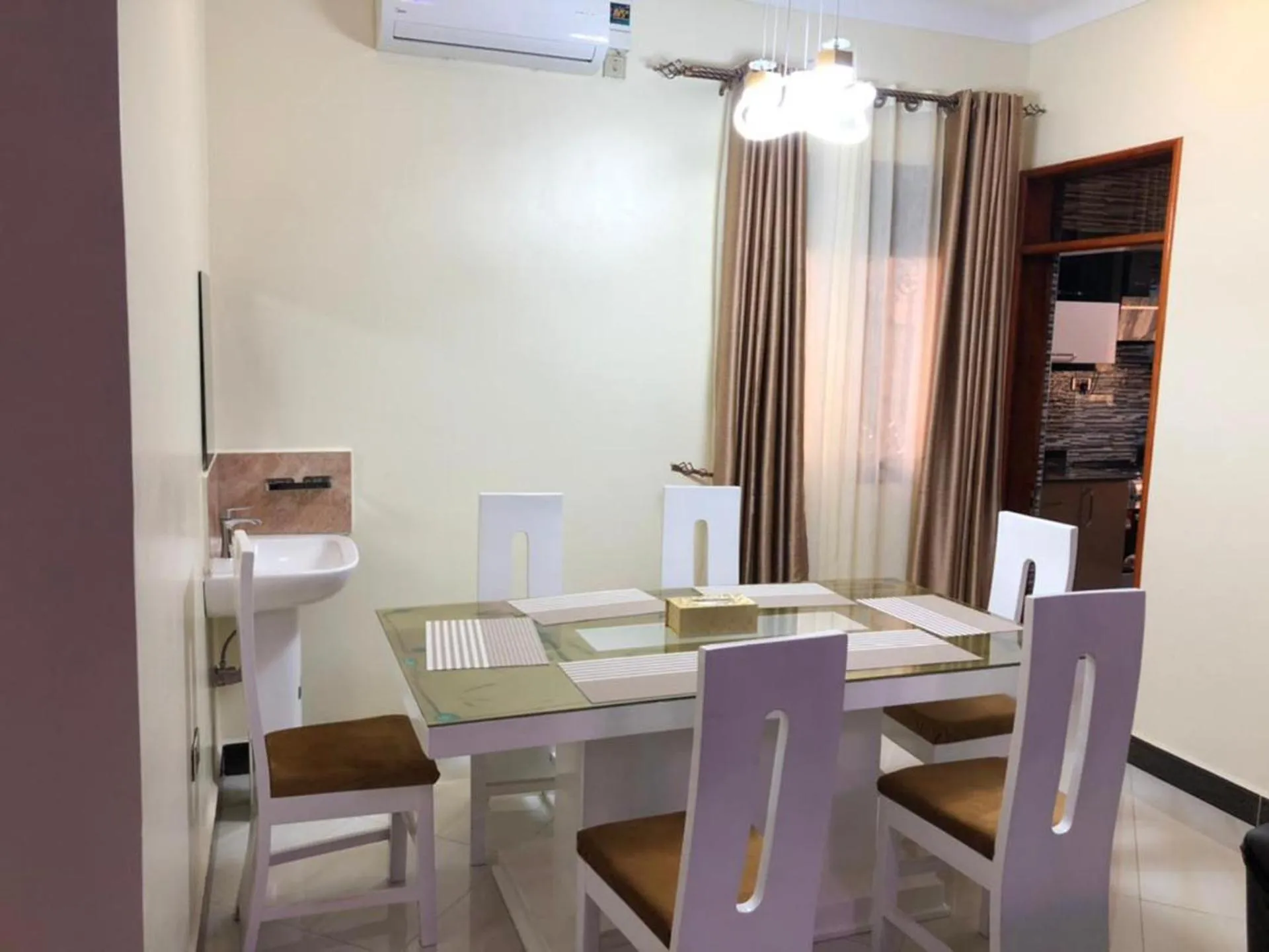 2 Bed - Sleeps 4 - Parking - Free Airport Shuttle