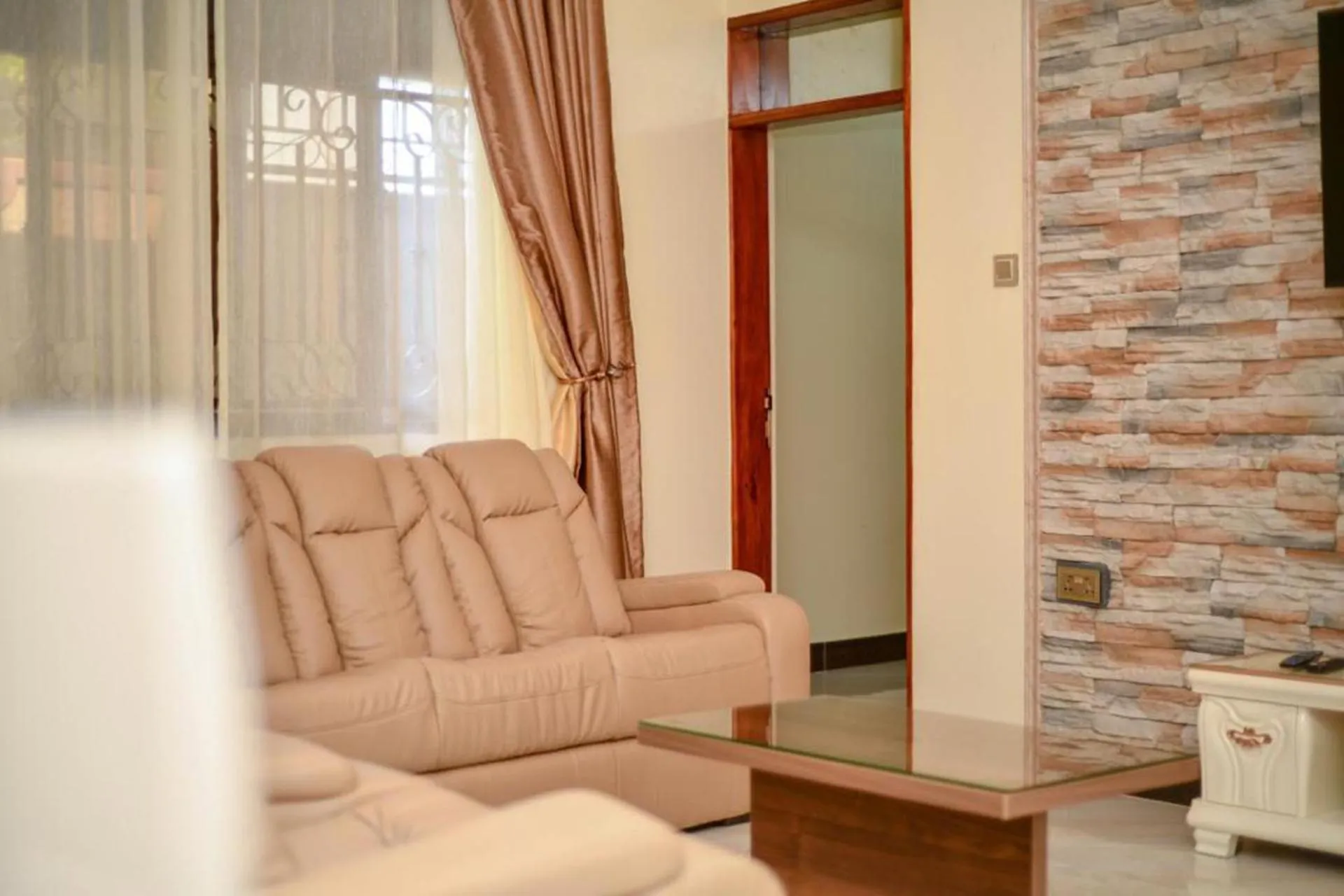 Living room in 2 Bed - Sleeps 4 - Parking - Free Airport Shuttle