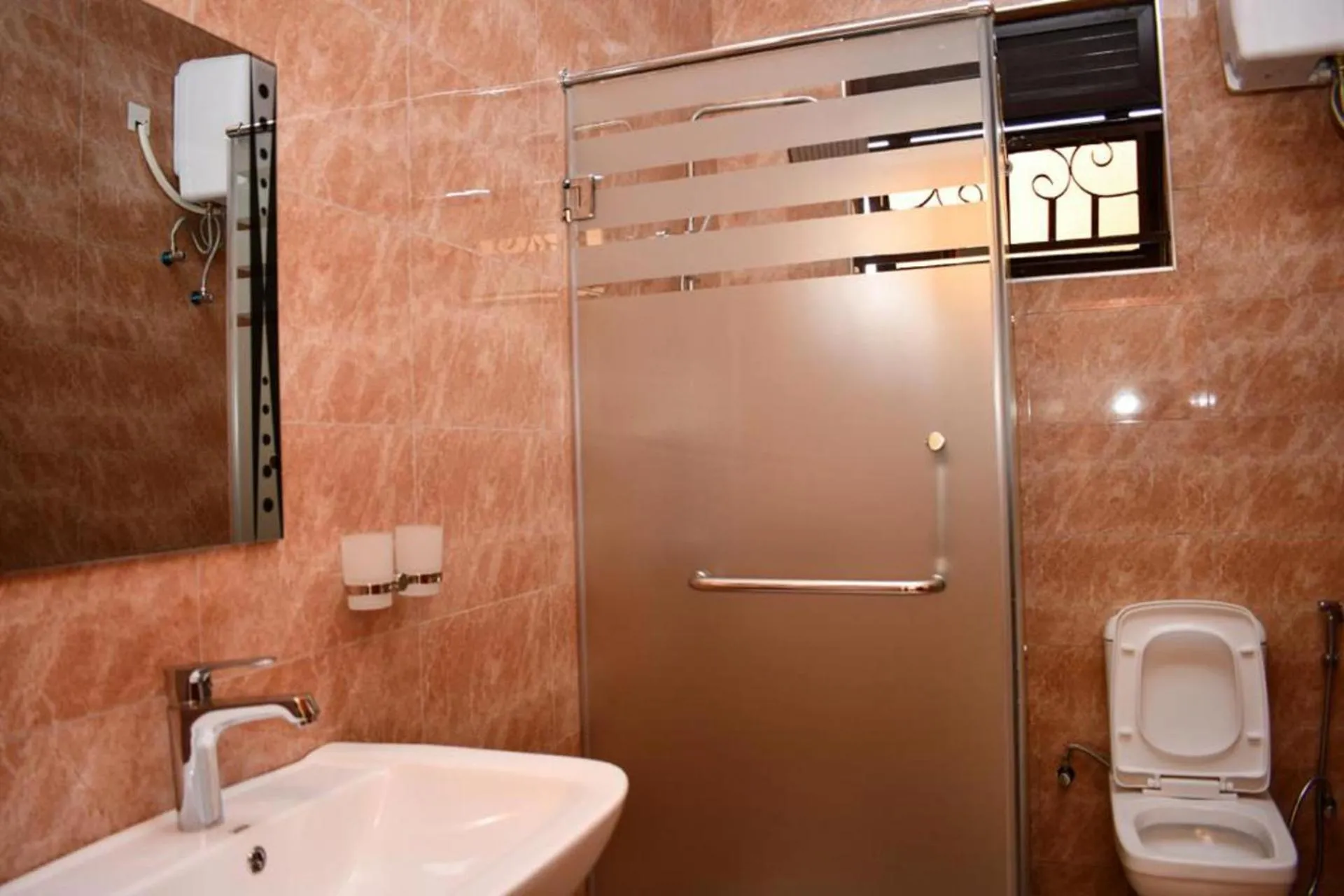 Bathroom in 2 Bed - Sleeps 4 - Parking - Free Airport Shuttle