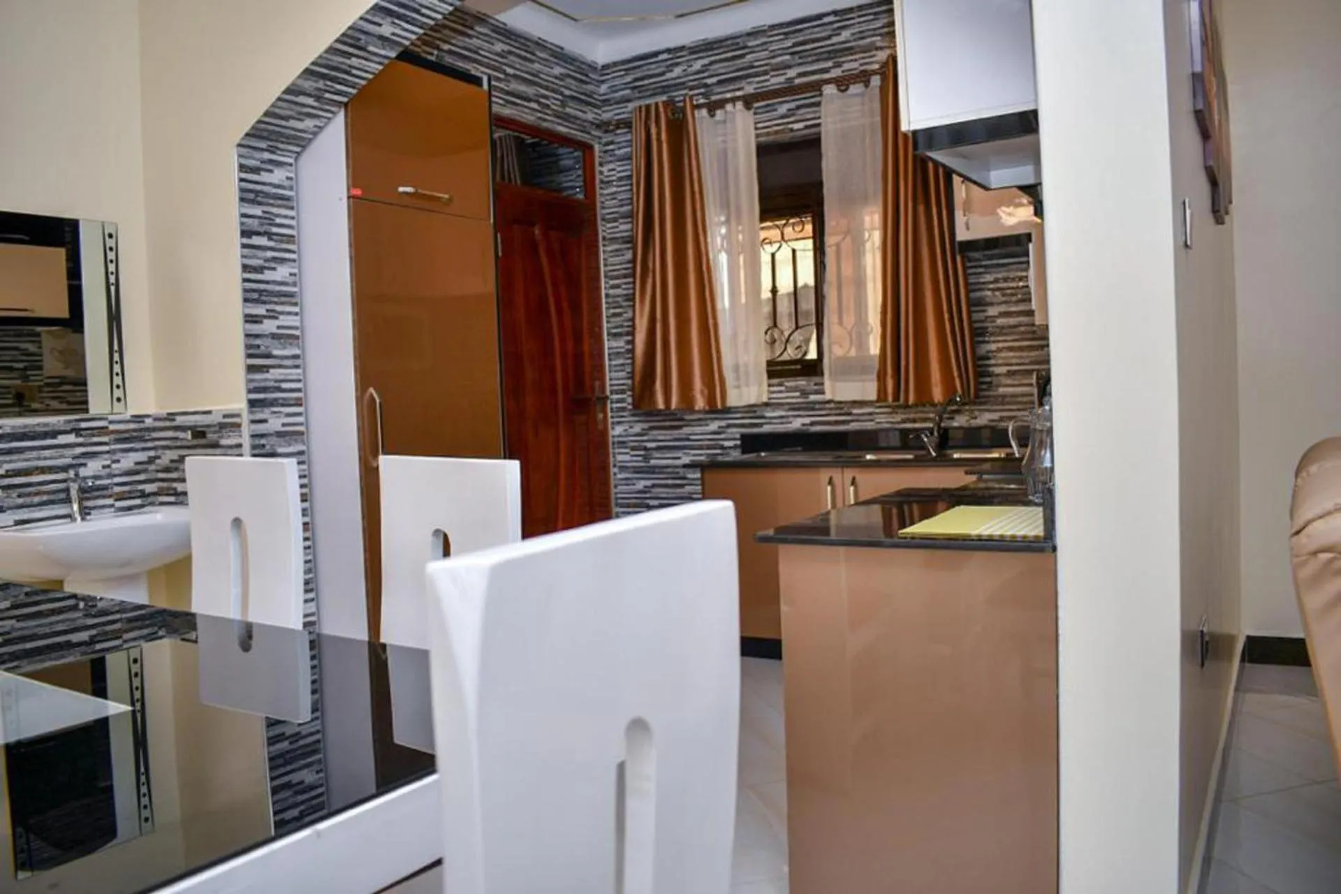 Kitchen or kitchenette in 2 Bed - Sleeps 4 - Parking - Free Airport Shuttle