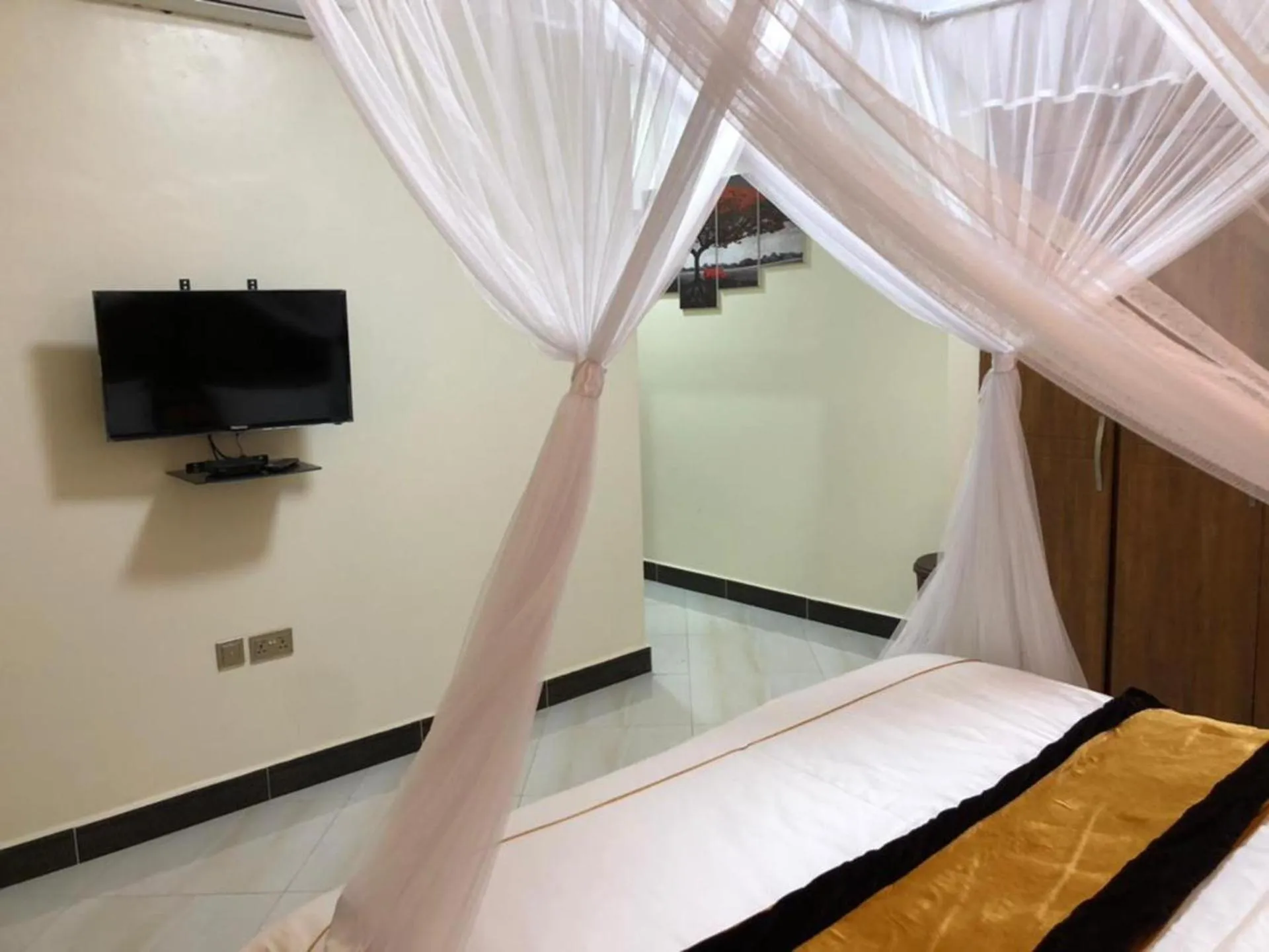 Bed in 2 Bed - Sleeps 4 - Parking - Free Airport Shuttle