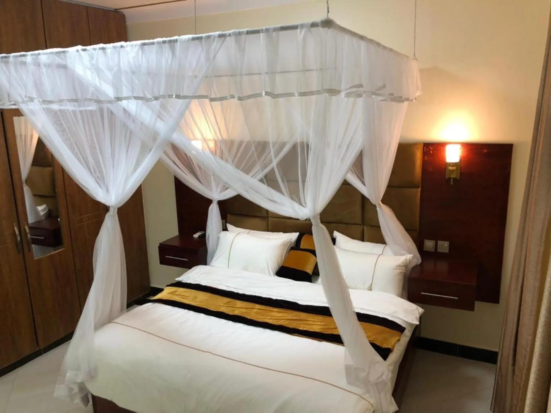 Bed in 2 Bed - Sleeps 4 - Parking - Free Airport Shuttle