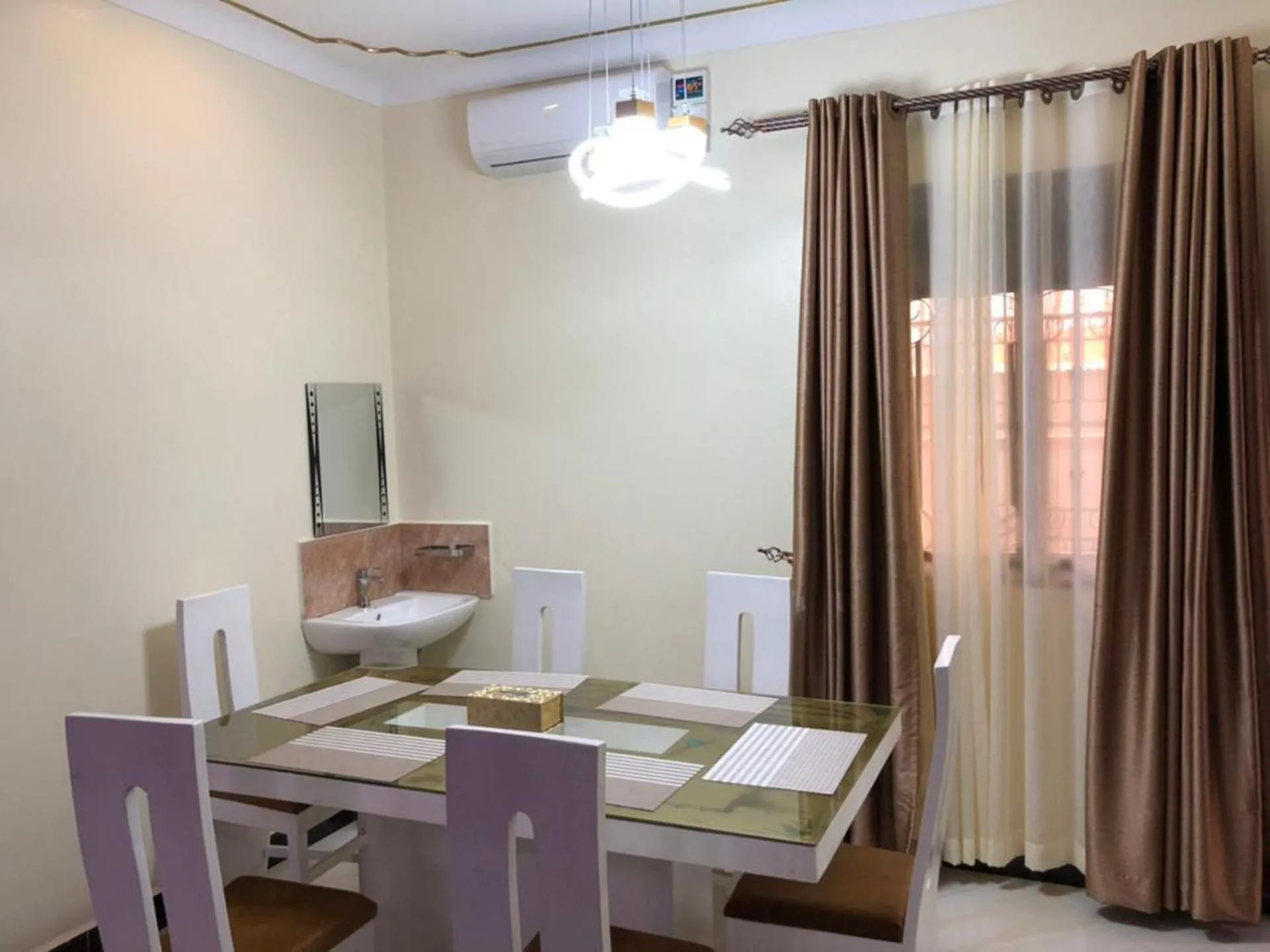 2 Bed - Sleeps 4 - Parking - Free Airport Shuttle