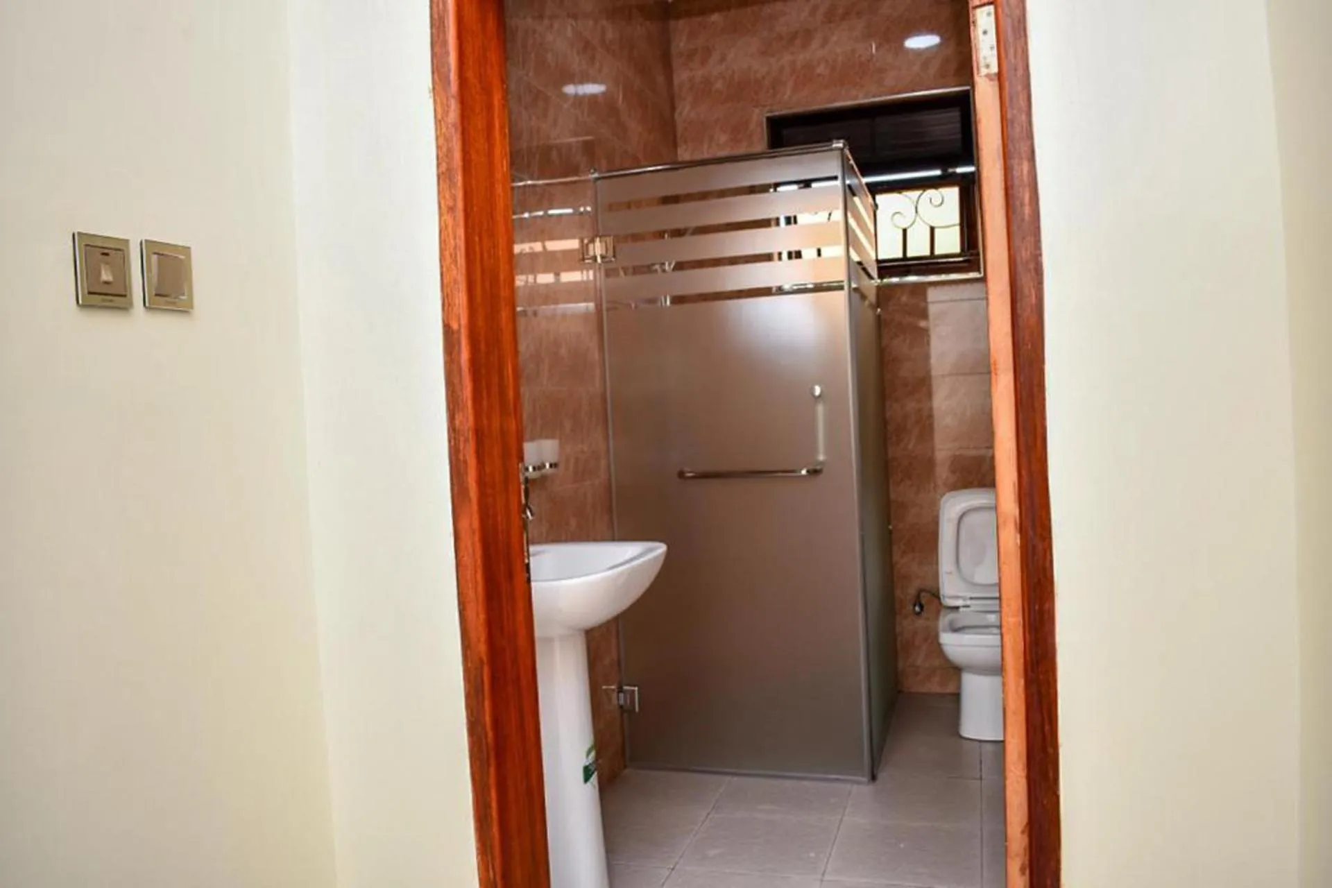 Bathroom in 2 Bed - Sleeps 4 - Parking - Free Airport Shuttle