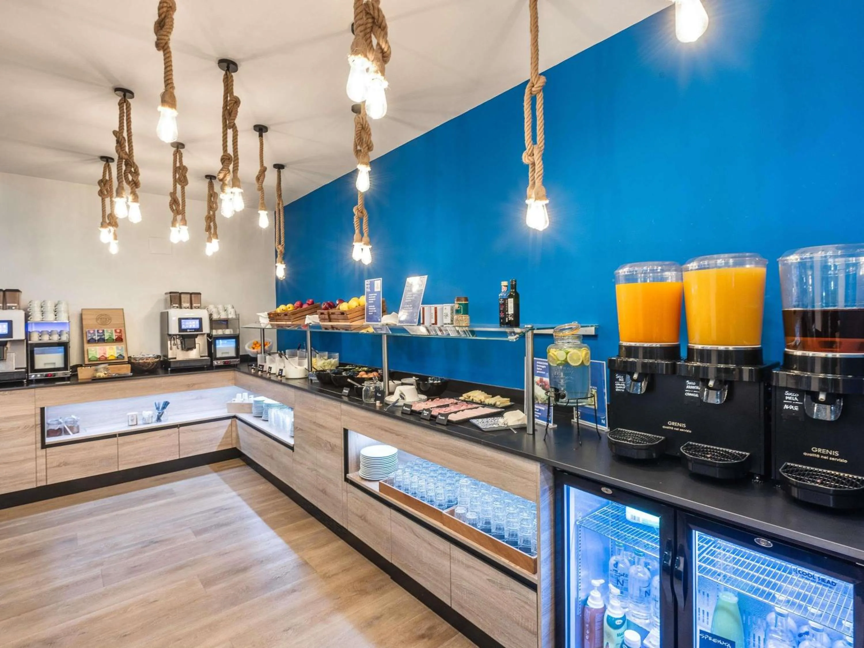 Restaurant/places to eat in Novotel Genova City