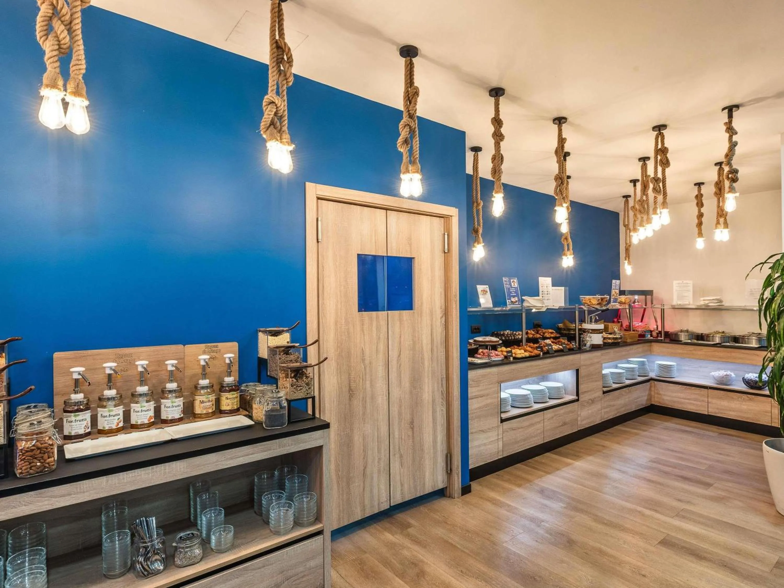 Restaurant/places to eat in Novotel Genova City