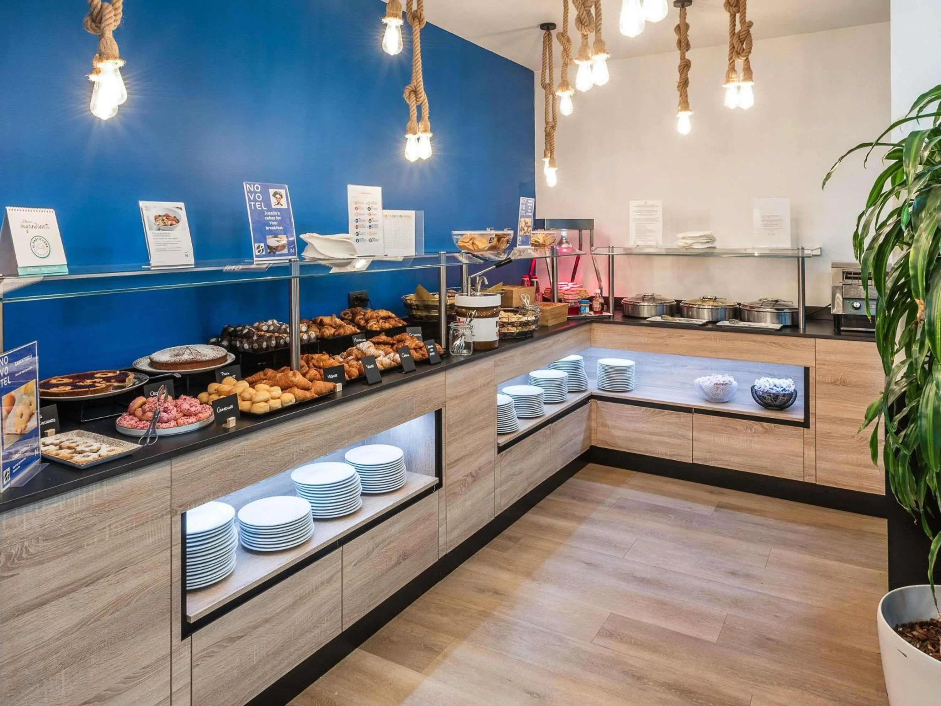 Restaurant/places to eat in Novotel Genova City