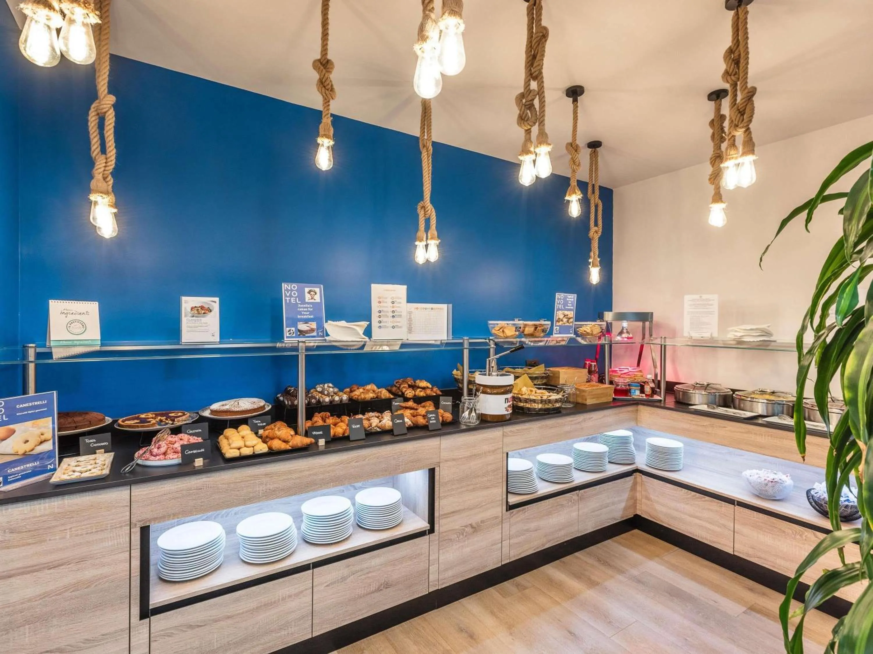 Restaurant/places to eat in Novotel Genova City