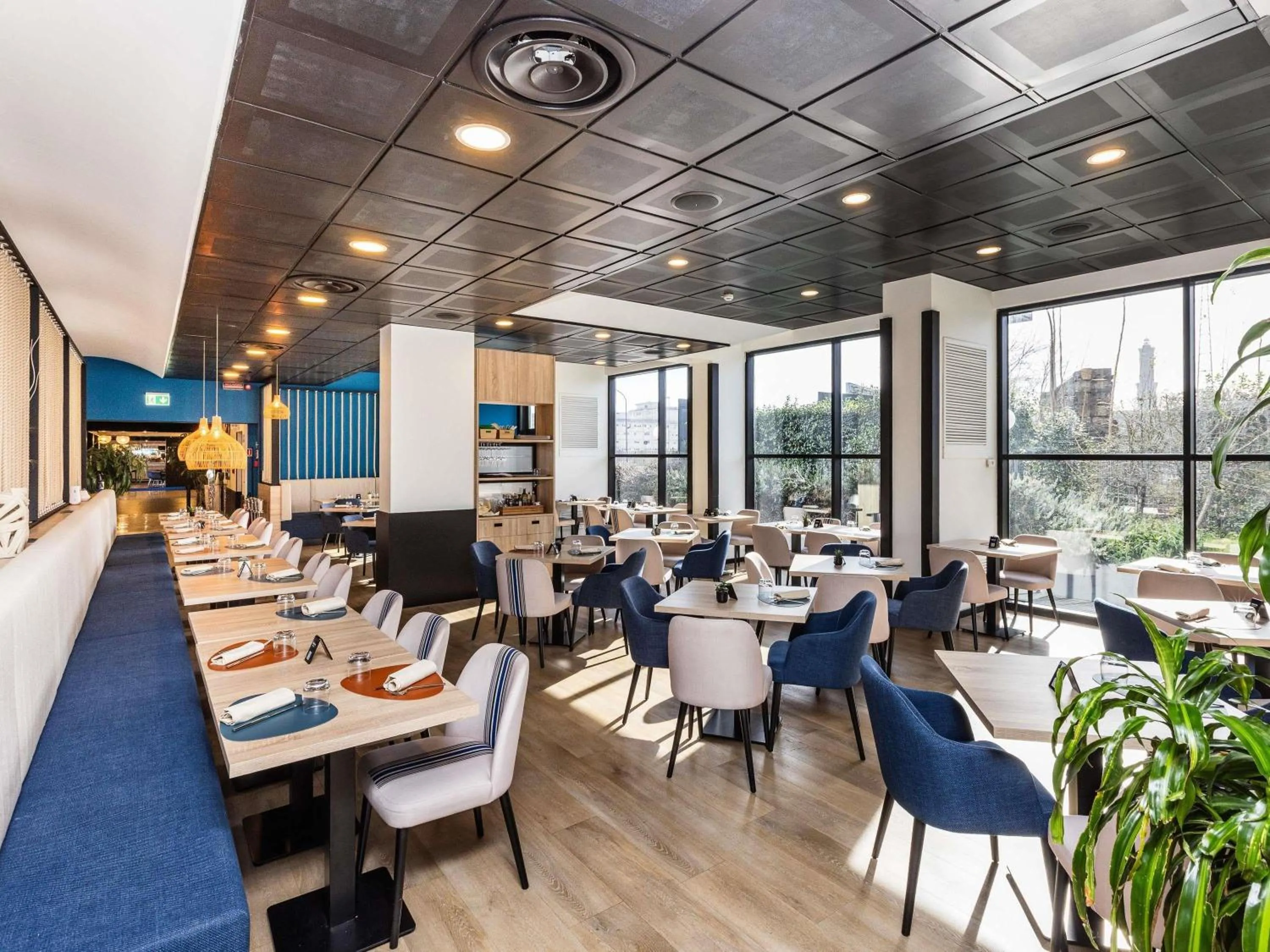 Restaurant/places to eat in Novotel Genova City