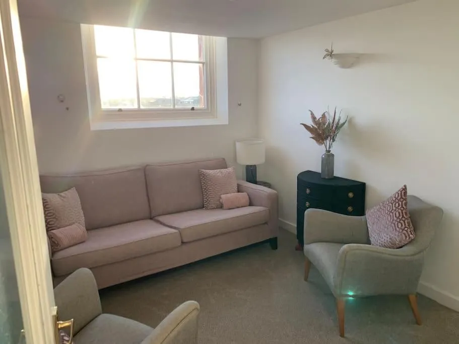 Lounge or bar in Betty's Minster View - 6 Twins or 3 Superkings -Central with Free Parking