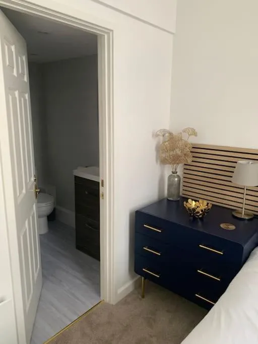 Bathroom, Bed in Betty's Minster View - 6 Twins or 3 Superkings -Central with Free Parking