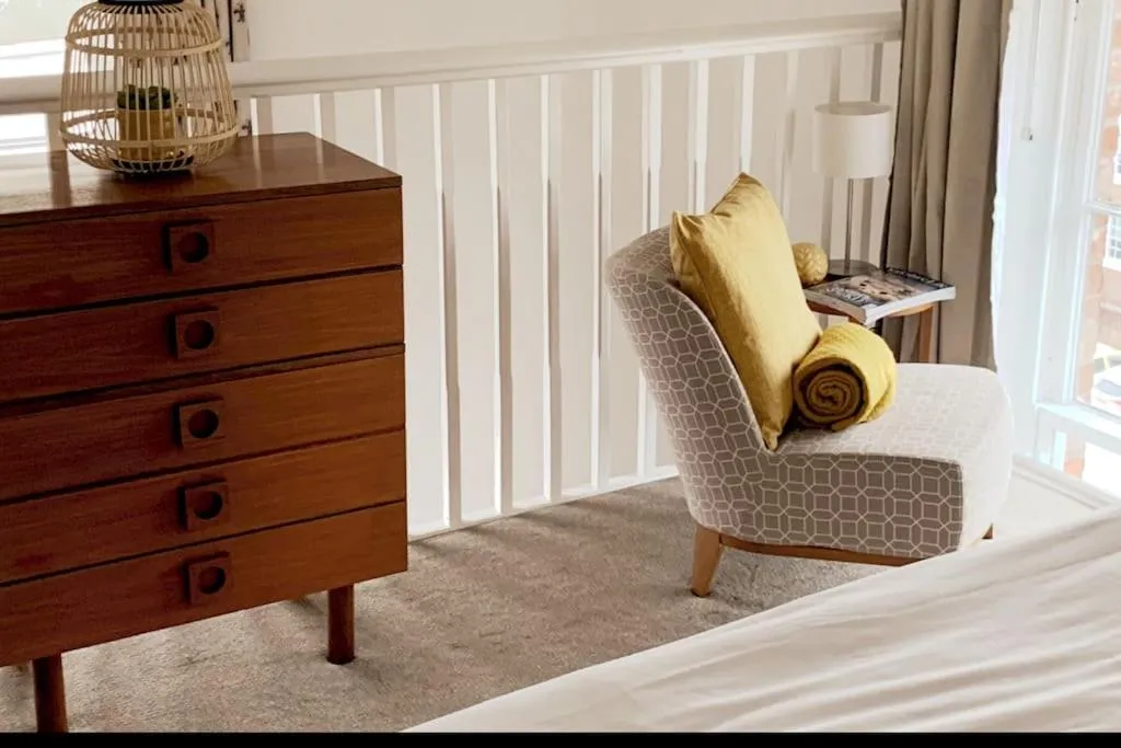 Bedroom, Bed in Betty's Minster View - 6 Twins or 3 Superkings -Central with Free Parking