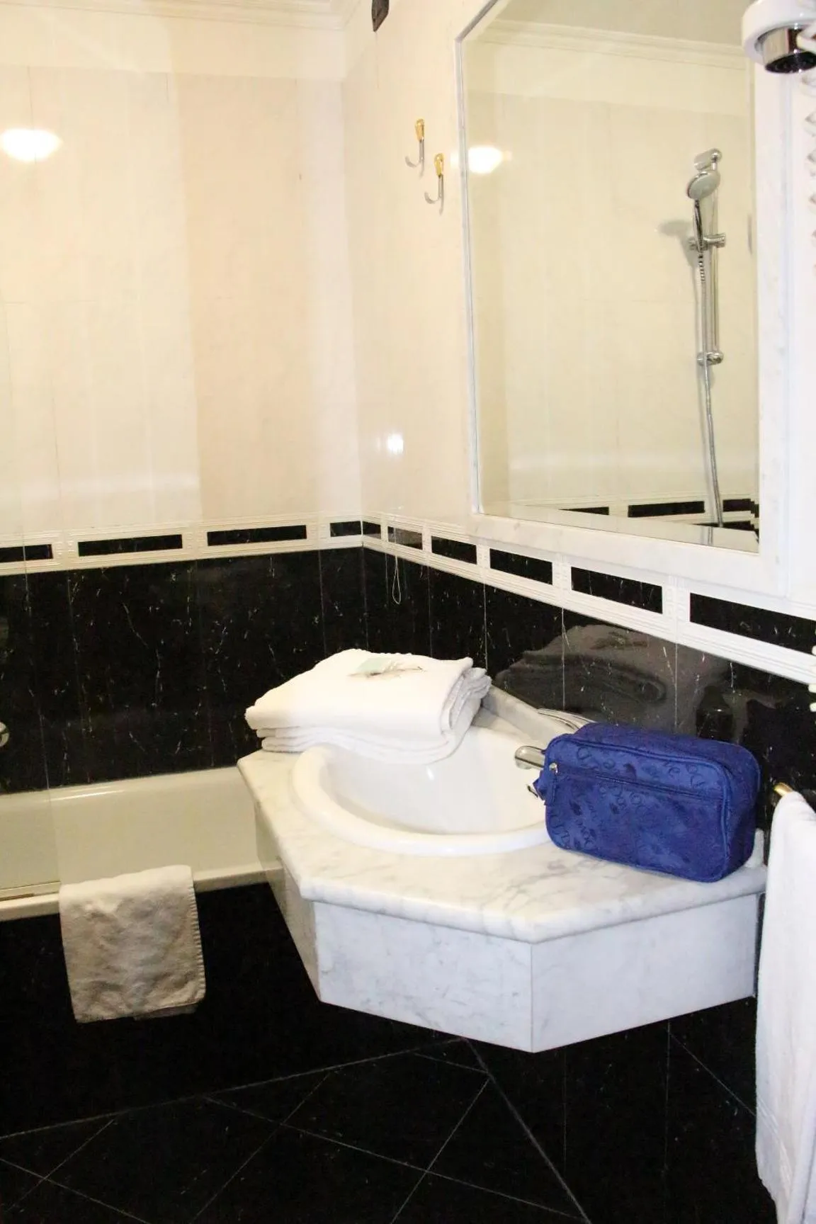 Bathroom, Bed in Hotel Mirage