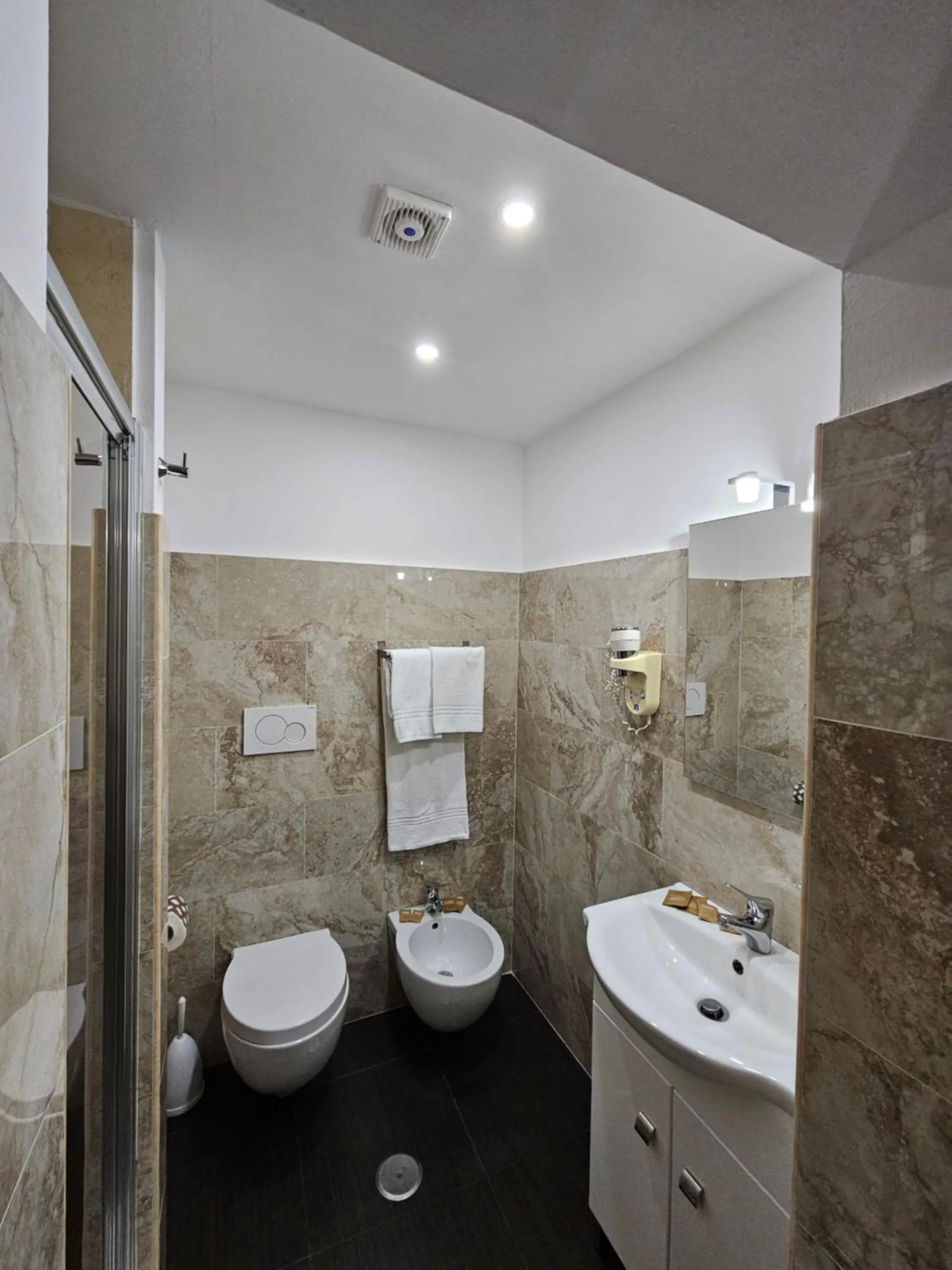 Shower in Hotel Mirage