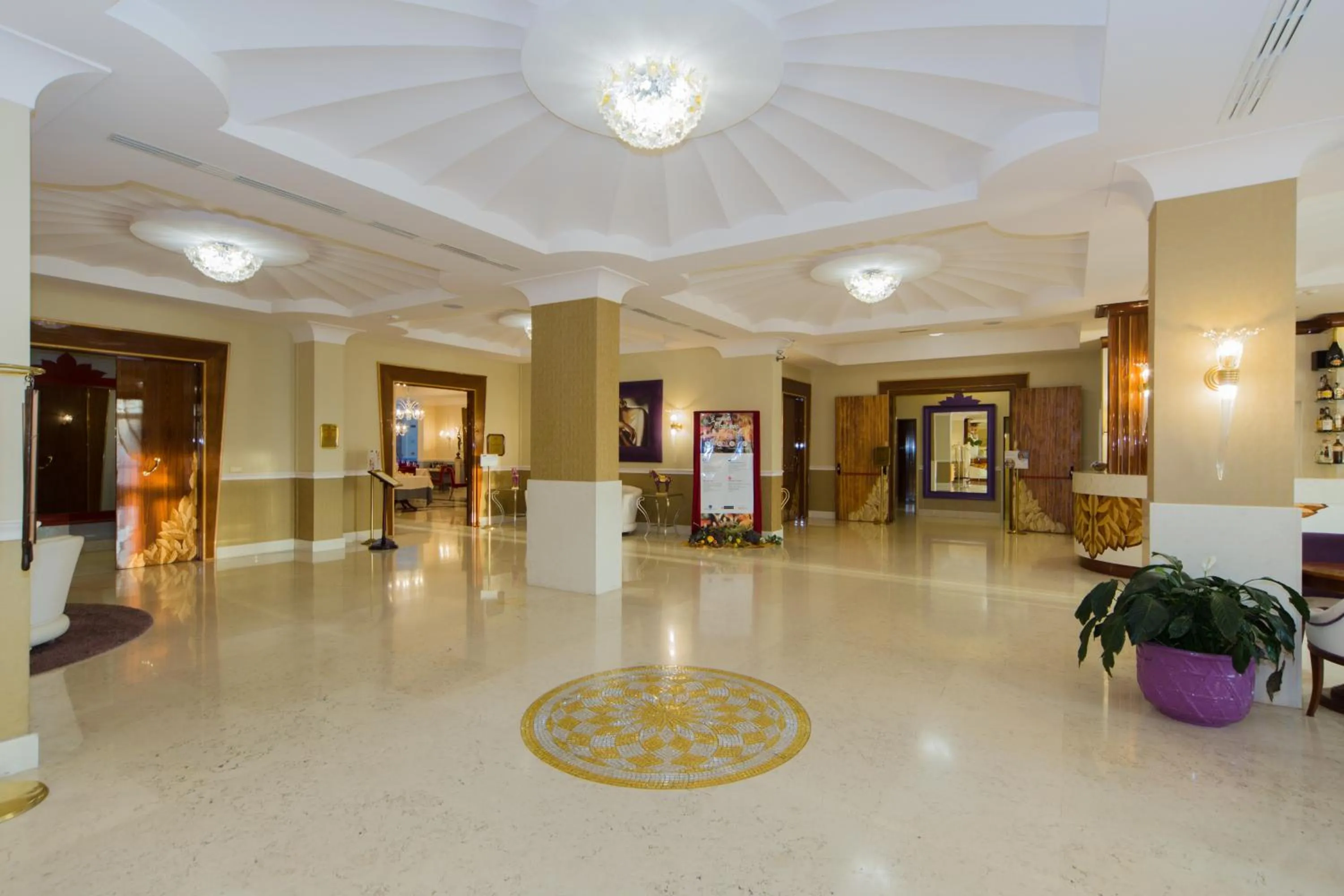 Lobby or reception in Zanhotel Centergross