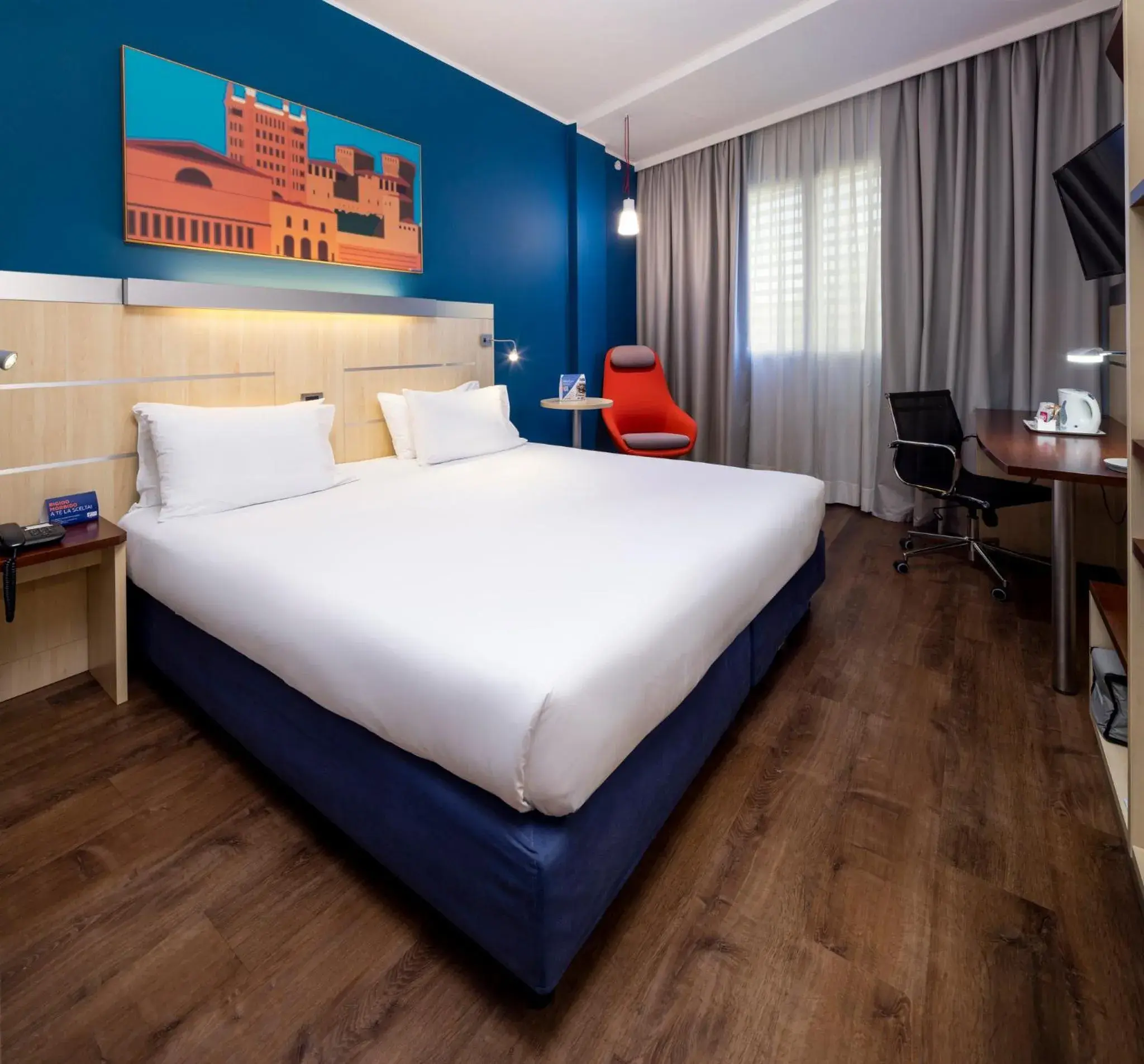 Photo of the whole room, Bed in Holiday Inn Express Parma by IHG Photo of the whole room, Bed in Holiday Inn Express Parma by IHG
