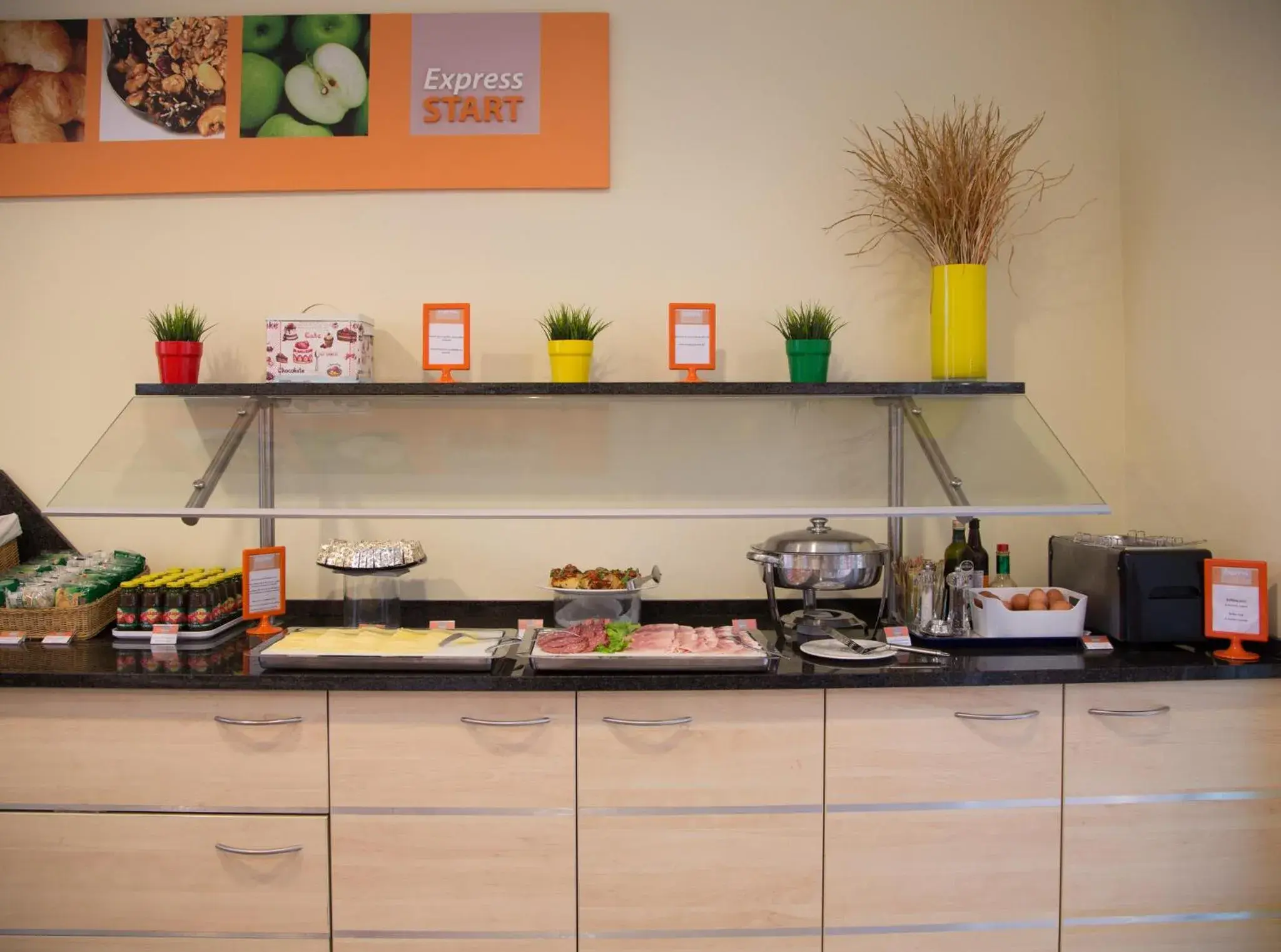 Restaurant/places to eat in Holiday Inn Express Parma by IHG Restaurant/places to eat in Holiday Inn Express Parma by IHG